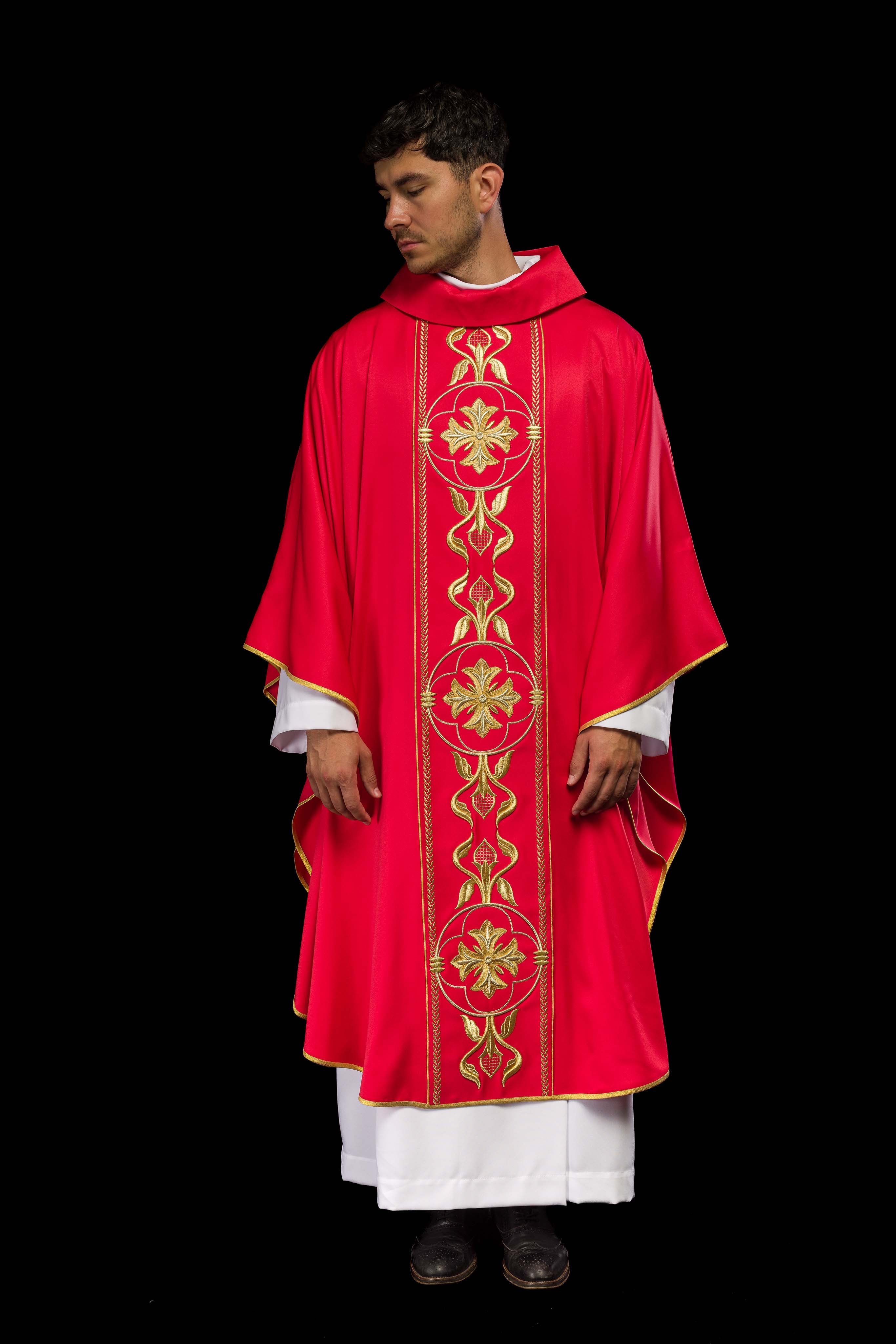 Casulla bordada roja con banda decorativa