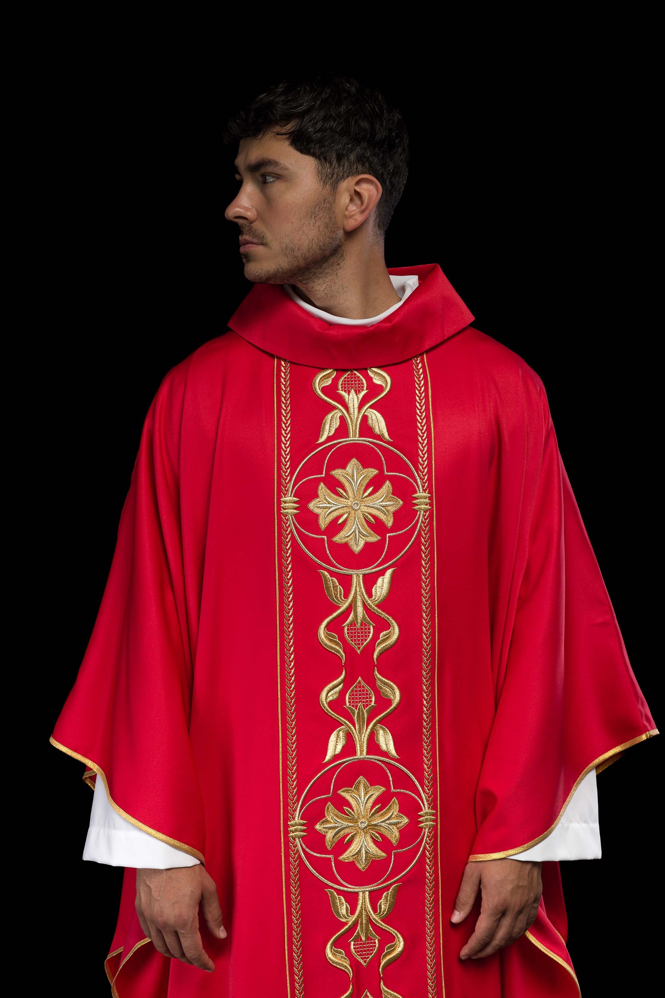 Casulla bordada roja con banda decorativa
