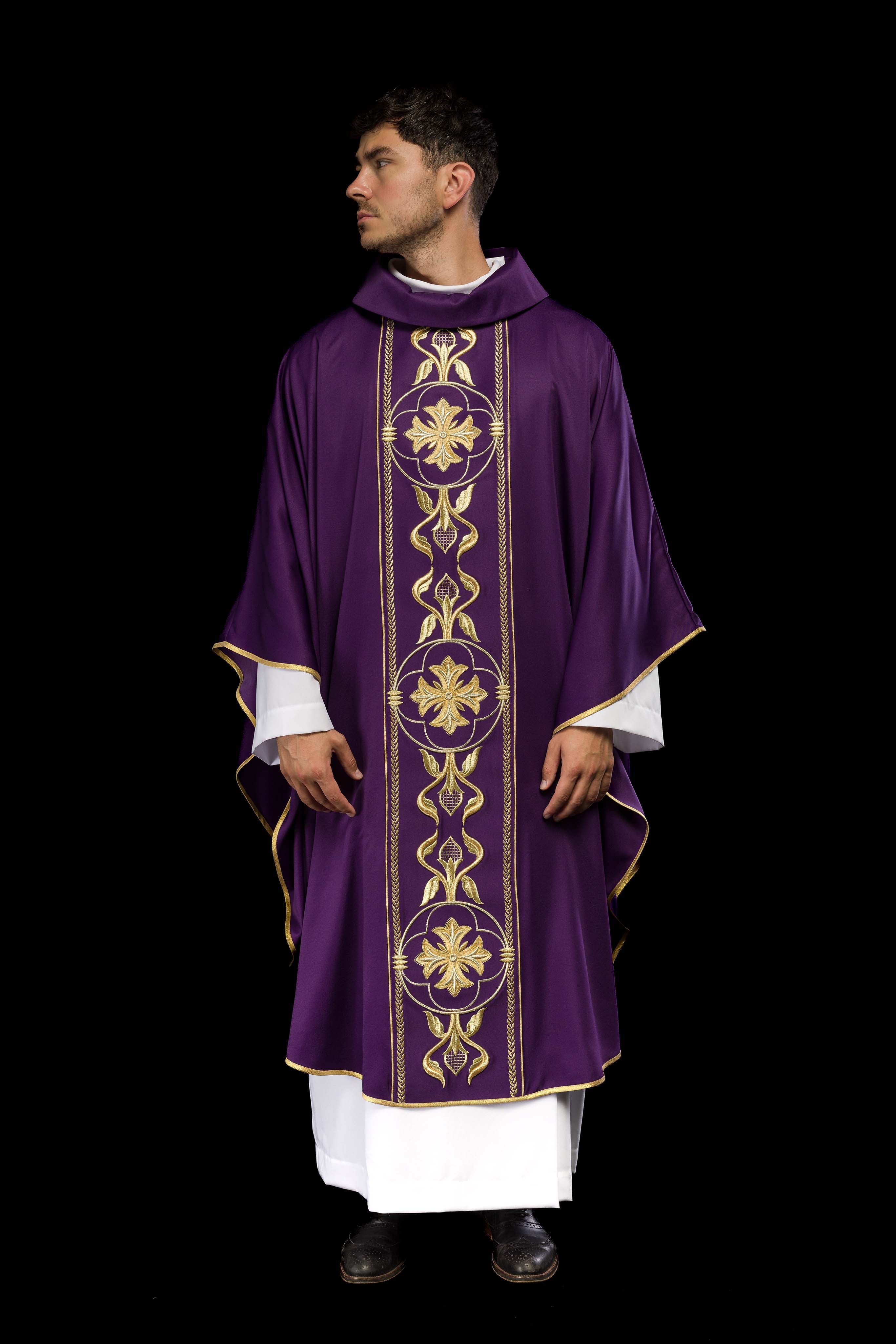 Casulla bordada violeta con banda decorativa