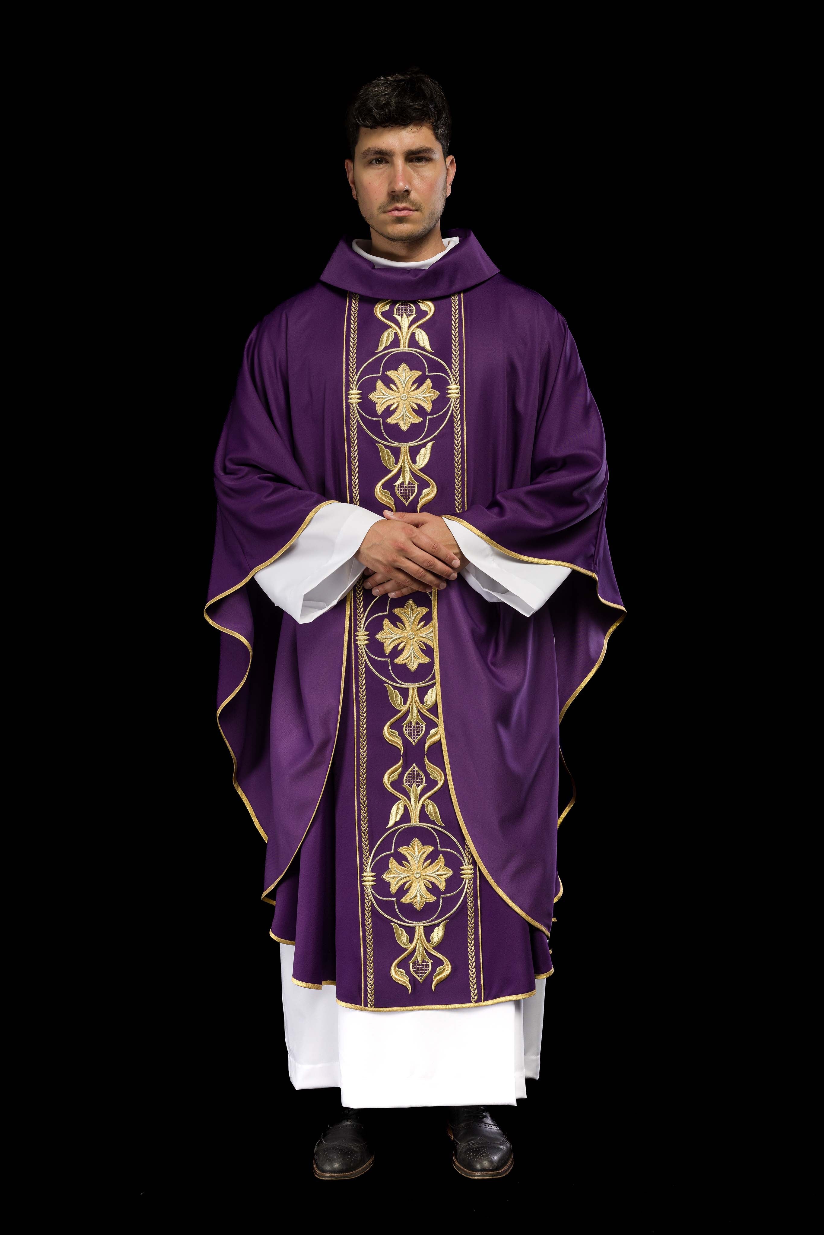 Casulla bordada violeta con banda decorativa