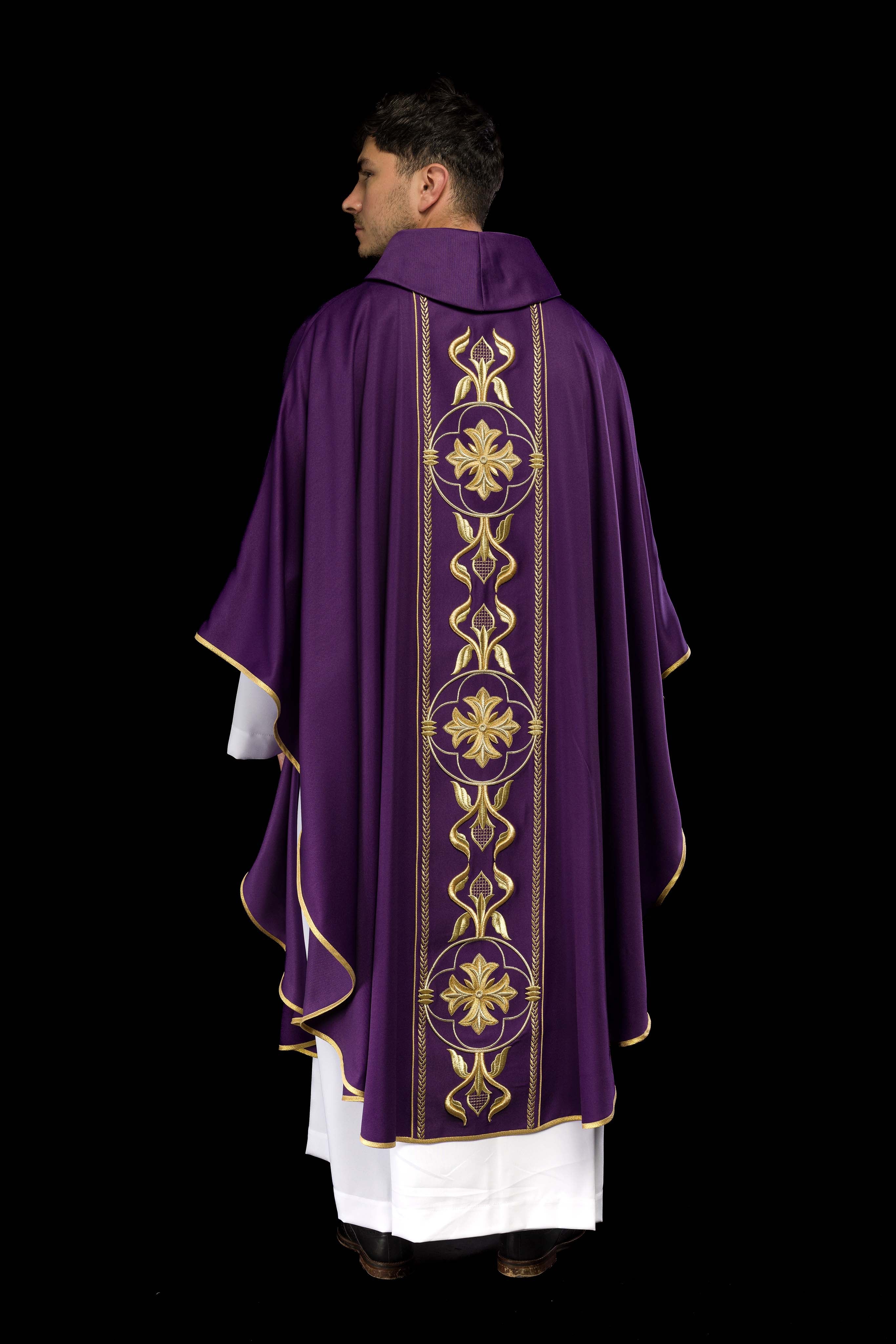 Casulla bordada violeta con banda decorativa