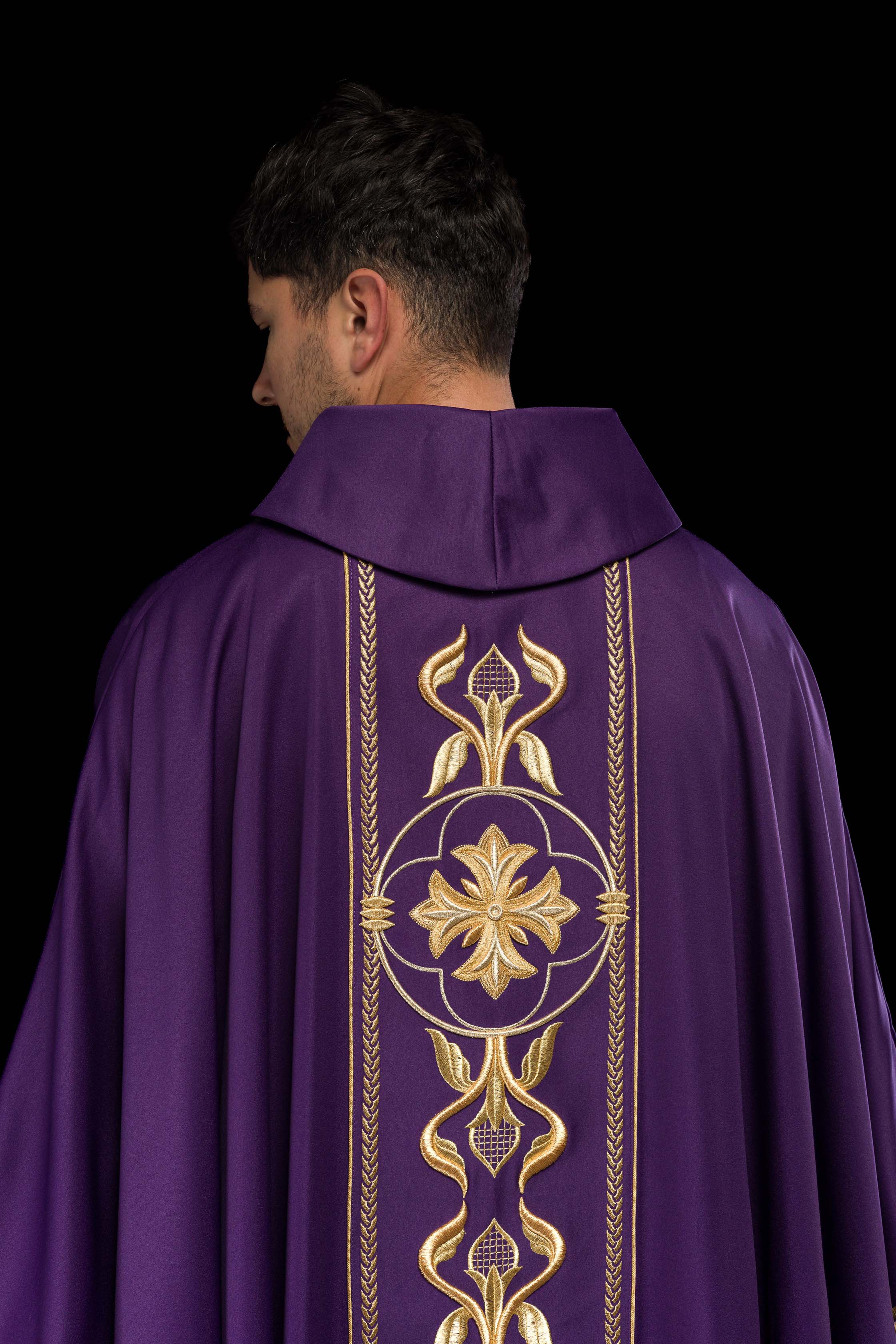 Casulla bordada violeta con banda decorativa