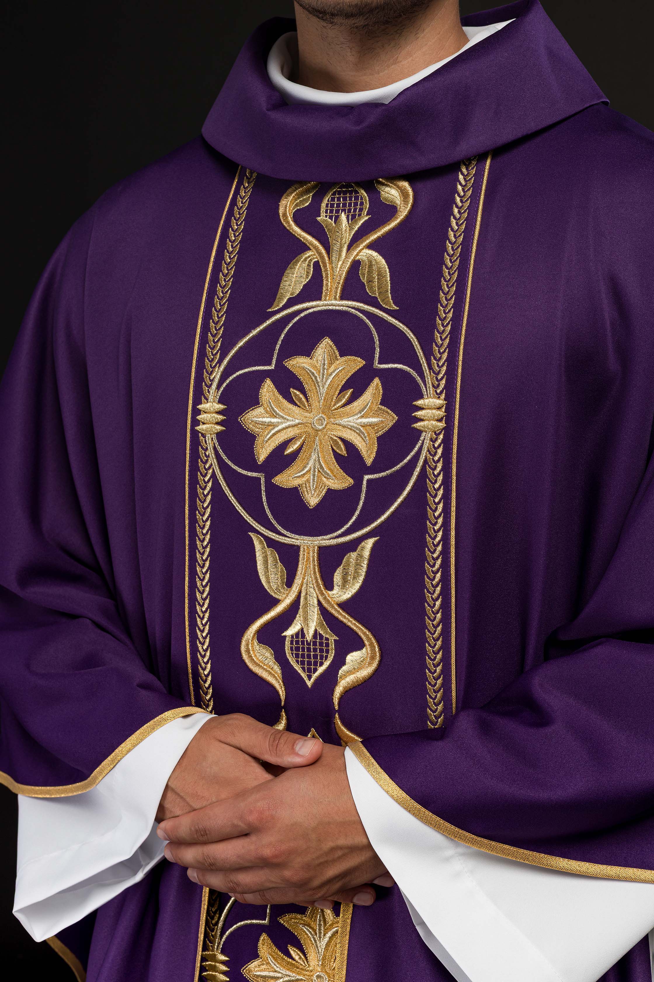 Casulla bordada violeta con banda decorativa