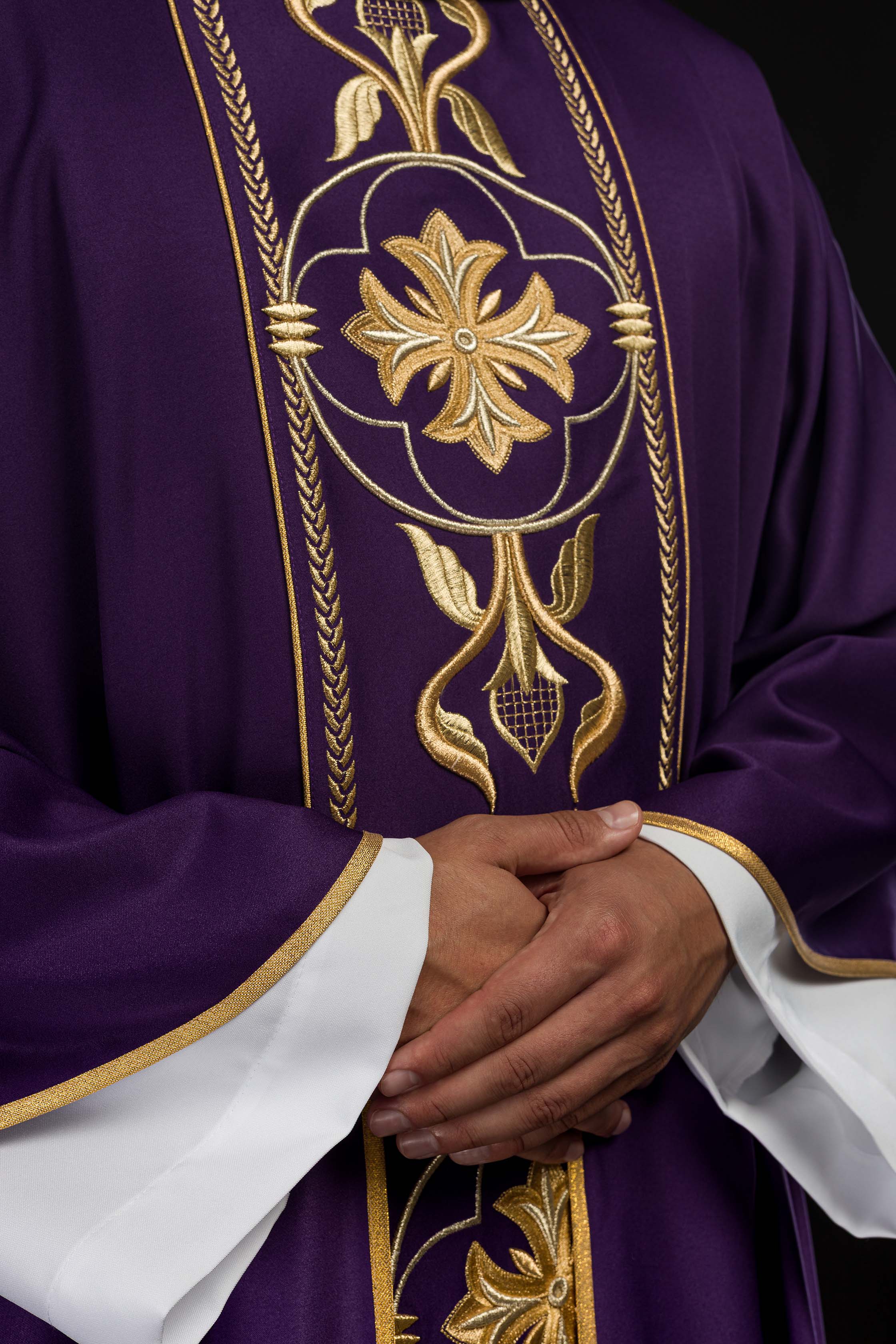 Casulla bordada violeta con banda decorativa