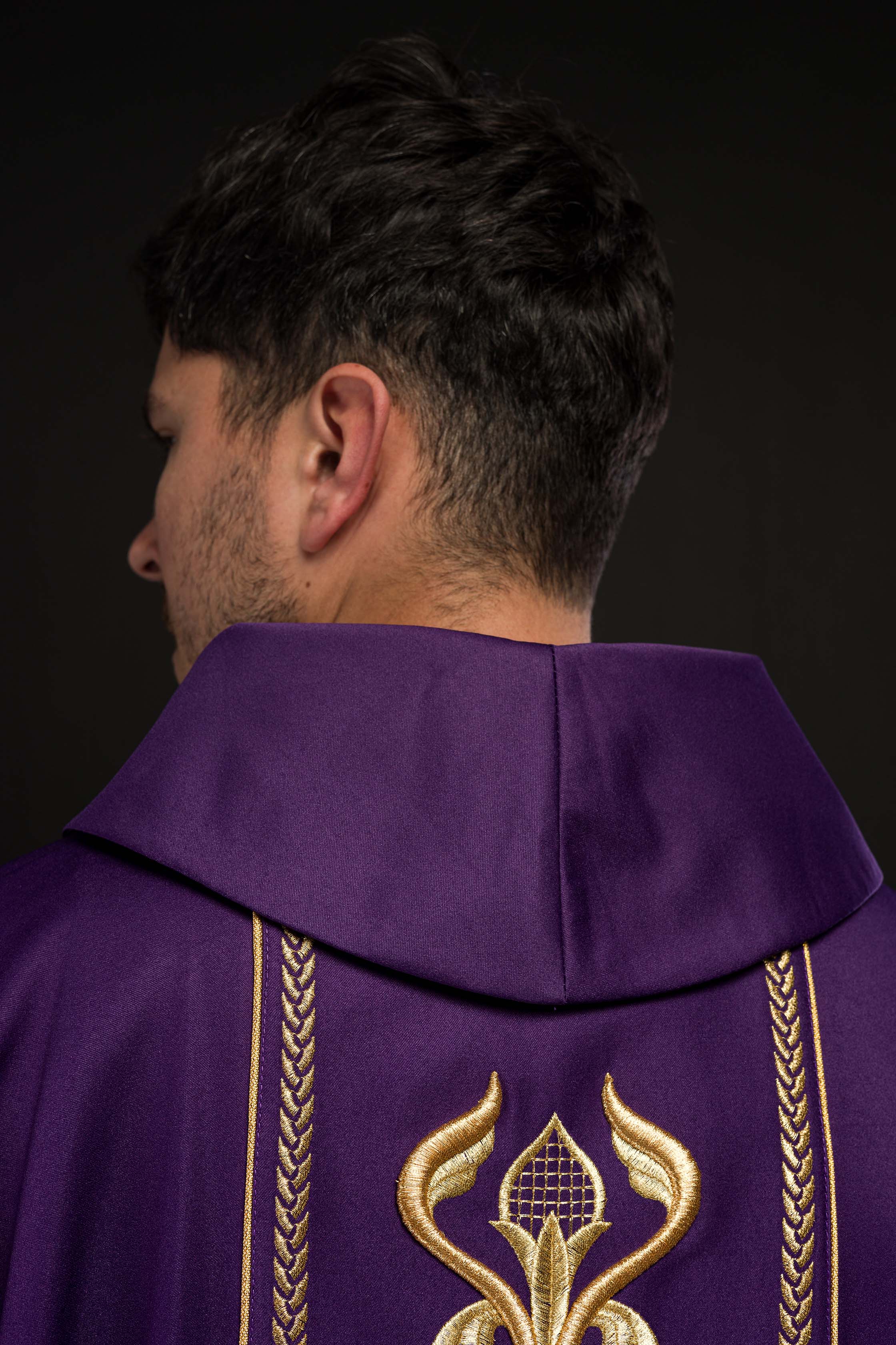 Casulla bordada violeta con banda decorativa