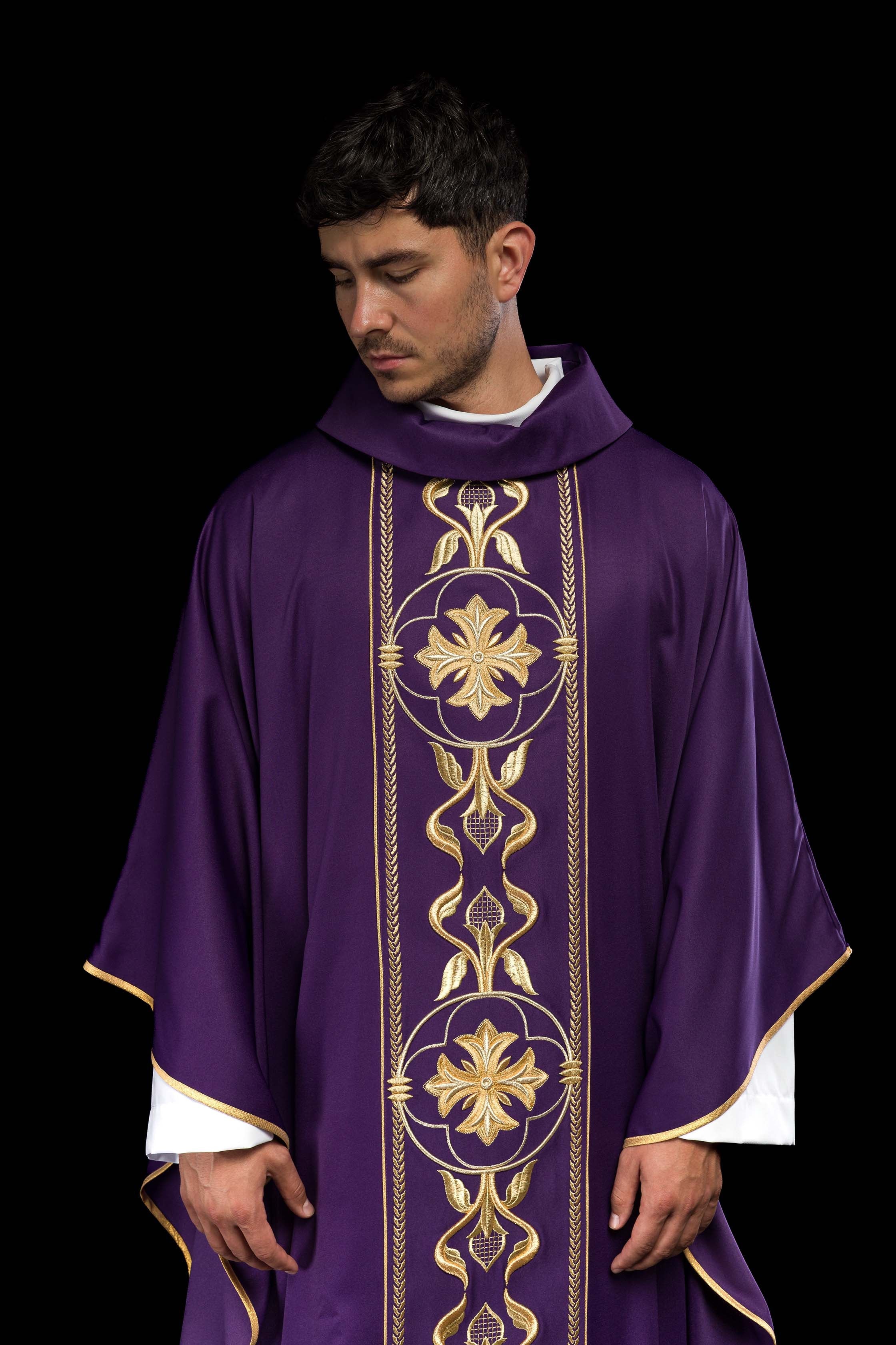Casulla bordada violeta con banda decorativa