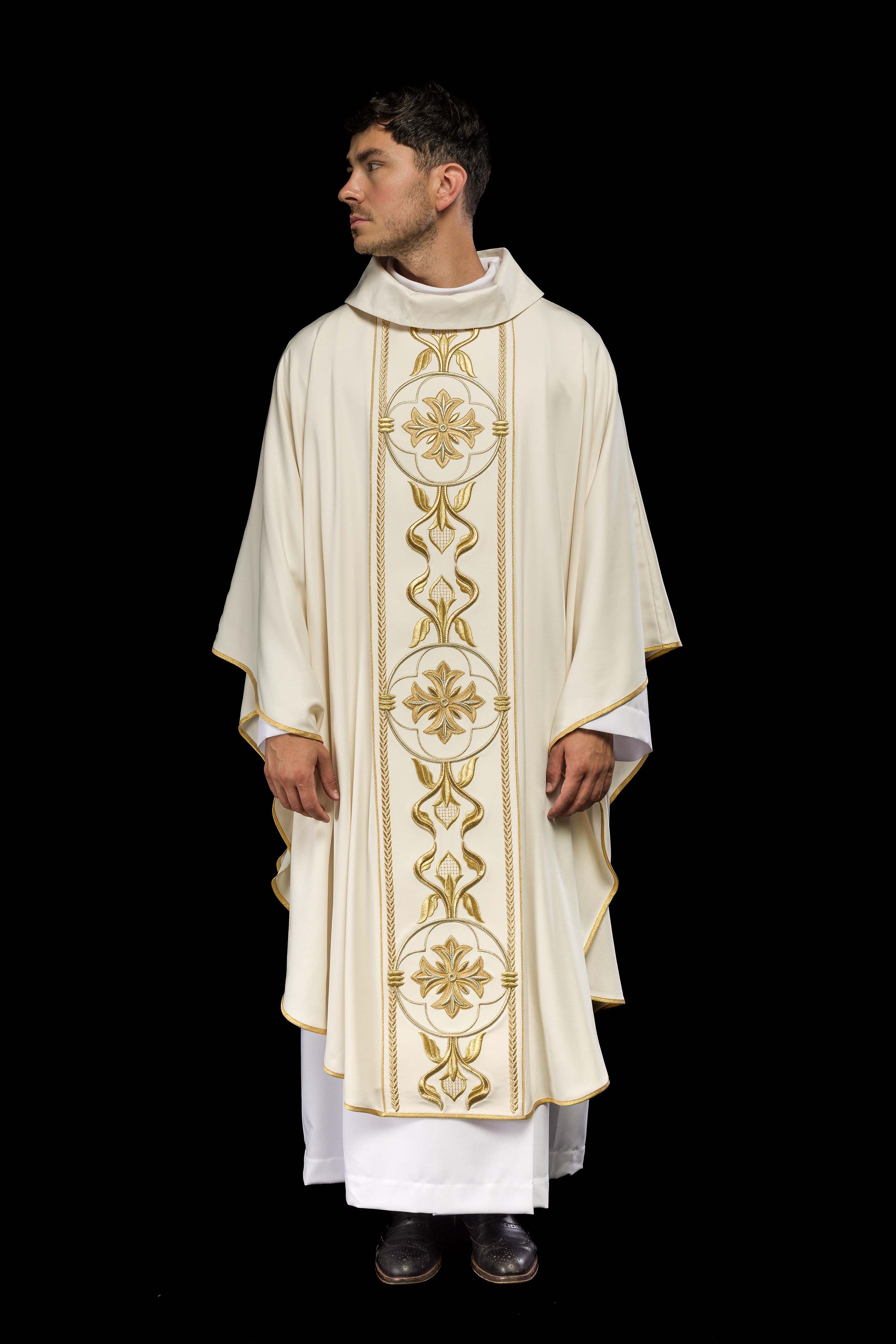 Casulla marfil con galón ricamente bordado