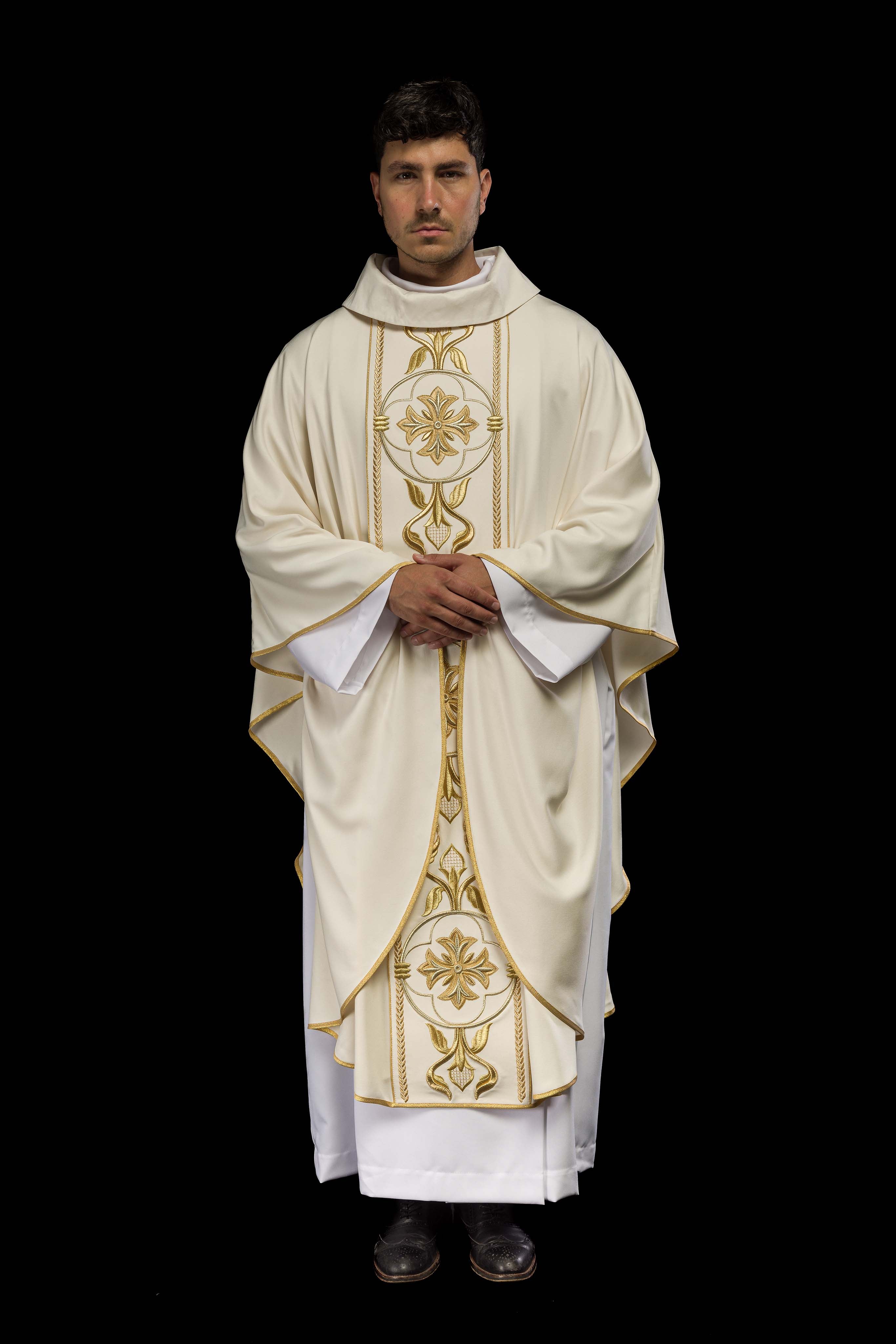 Casulla marfil con galón ricamente bordado
