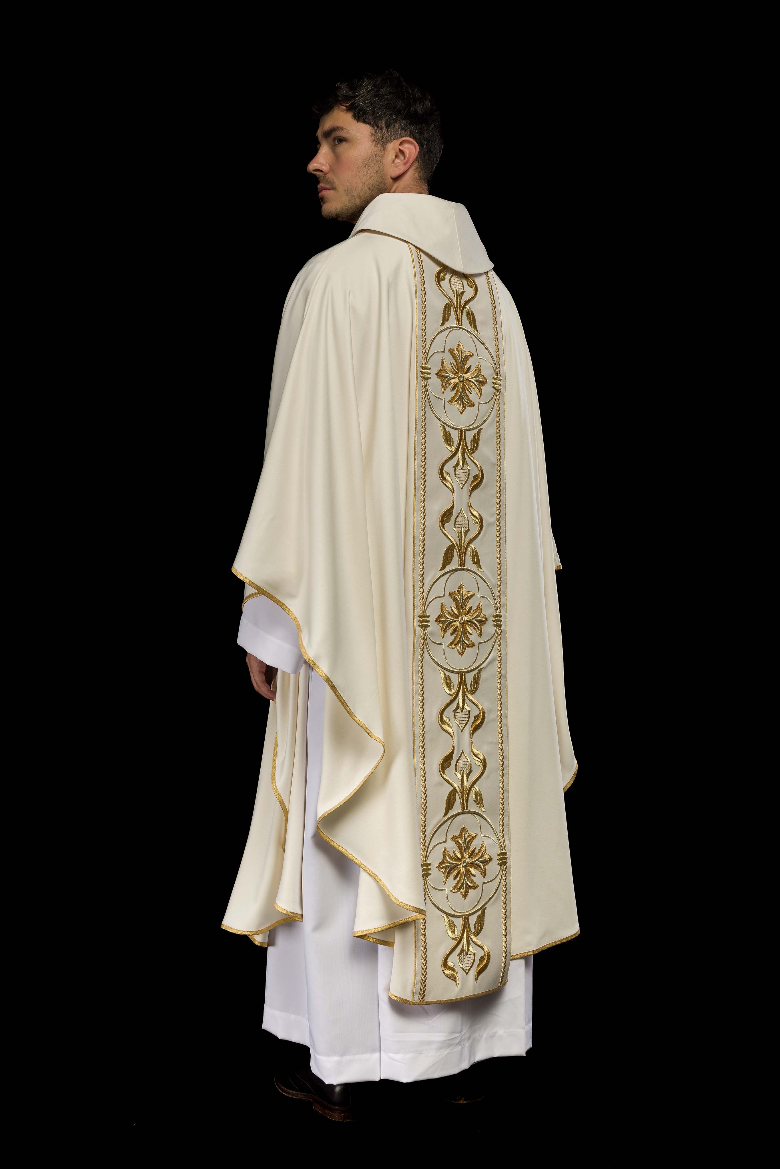 Casulla marfil con galón ricamente bordado