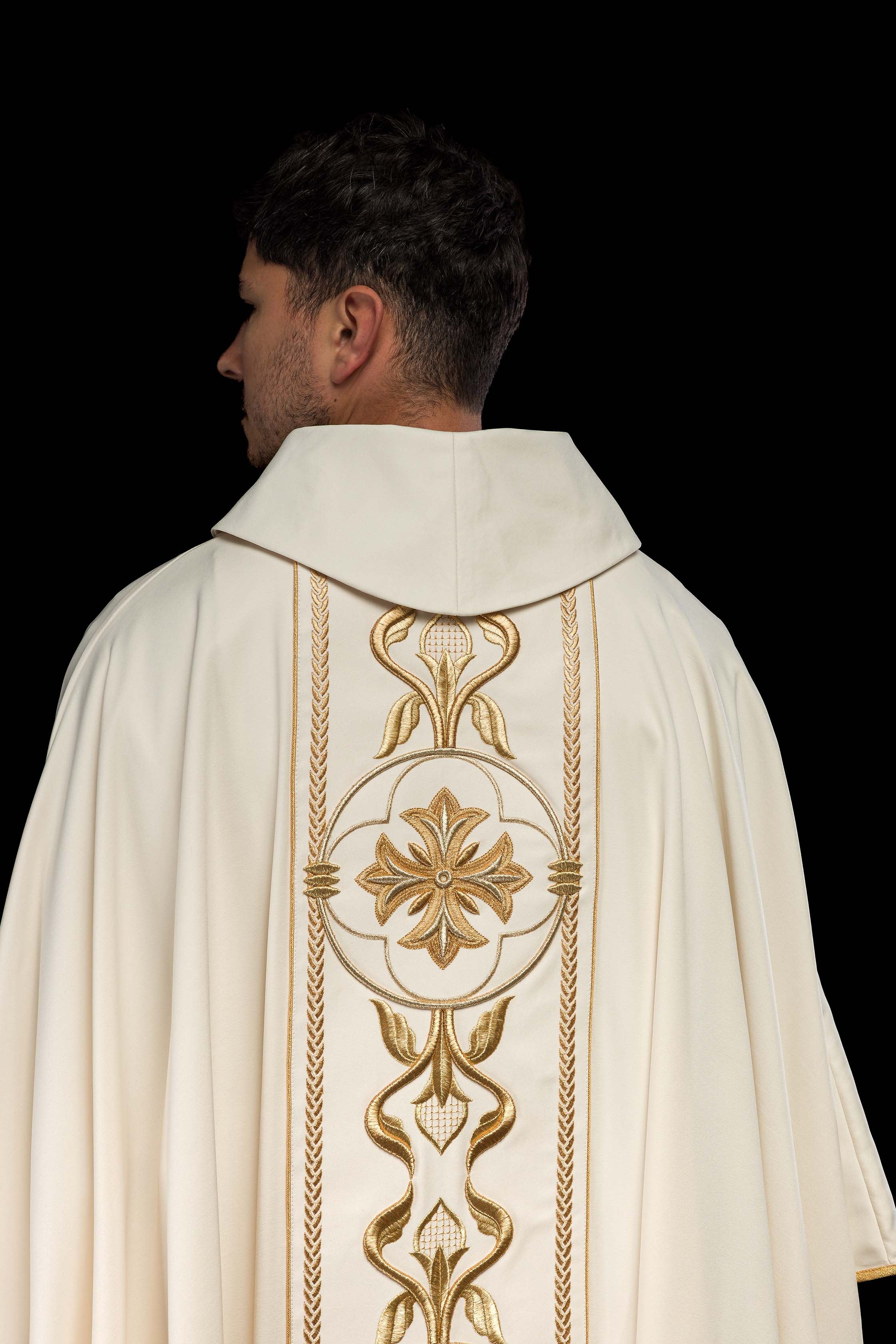 Casulla marfil con galón ricamente bordado