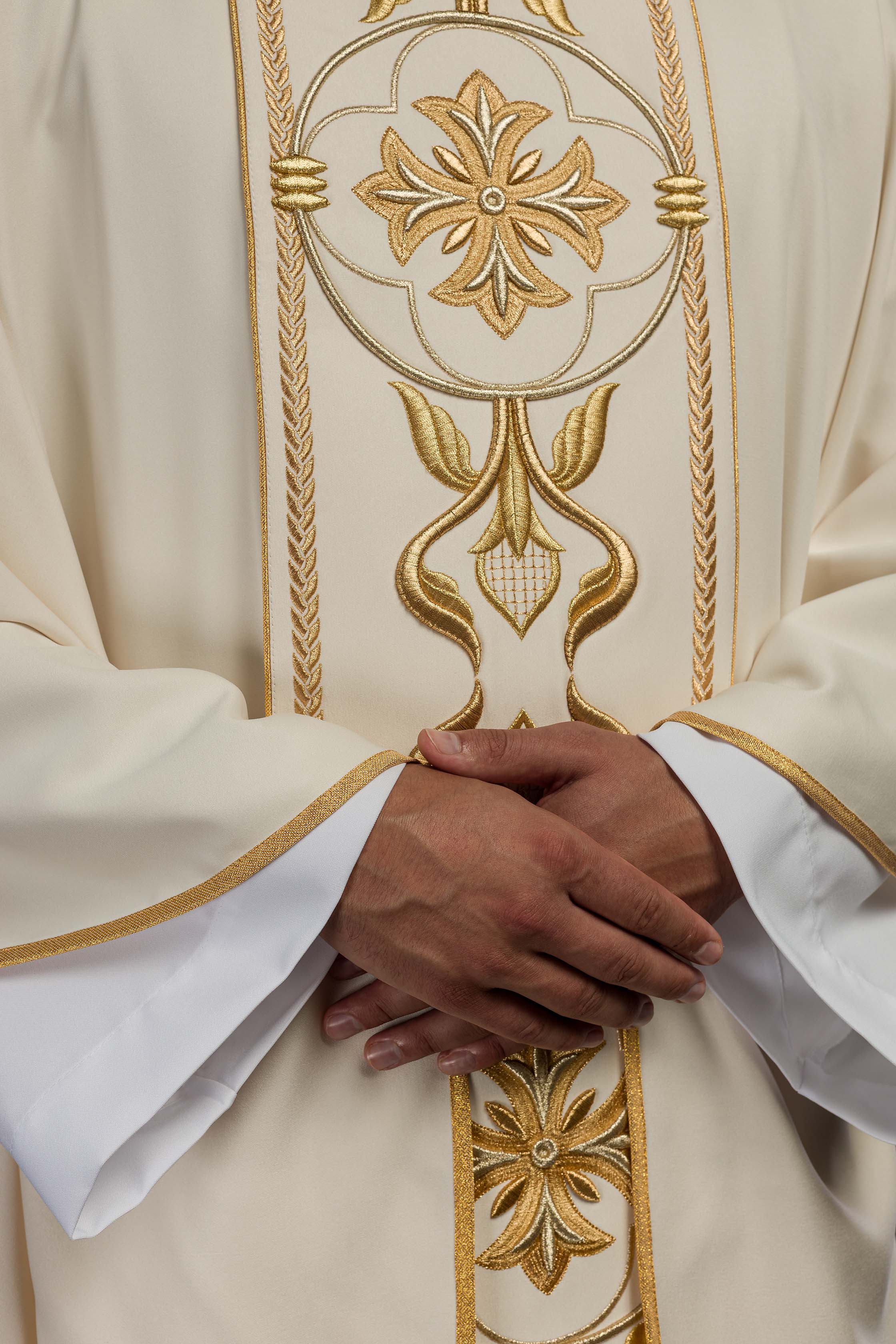 Casulla marfil con galón ricamente bordado