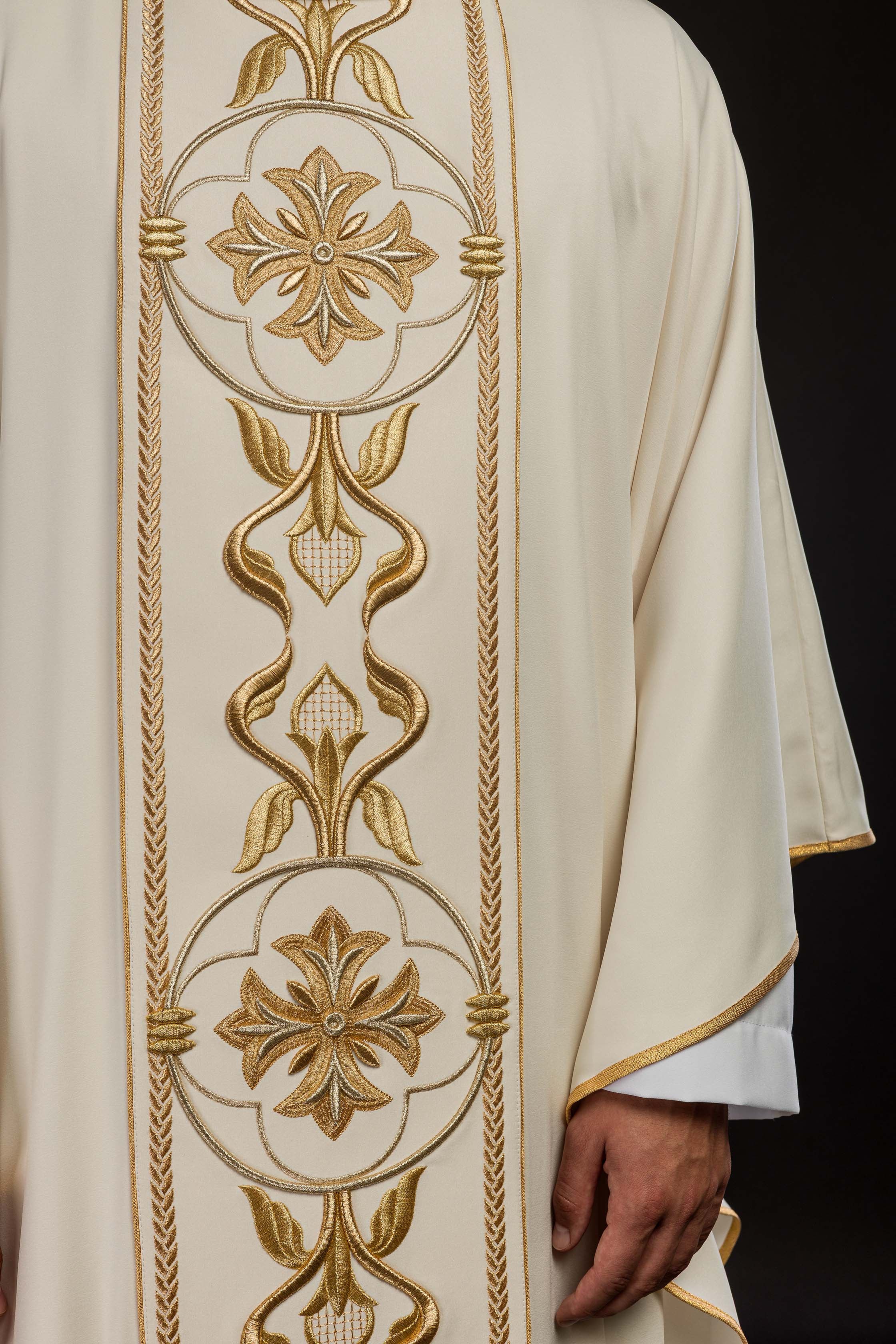 Casulla marfil con galón ricamente bordado