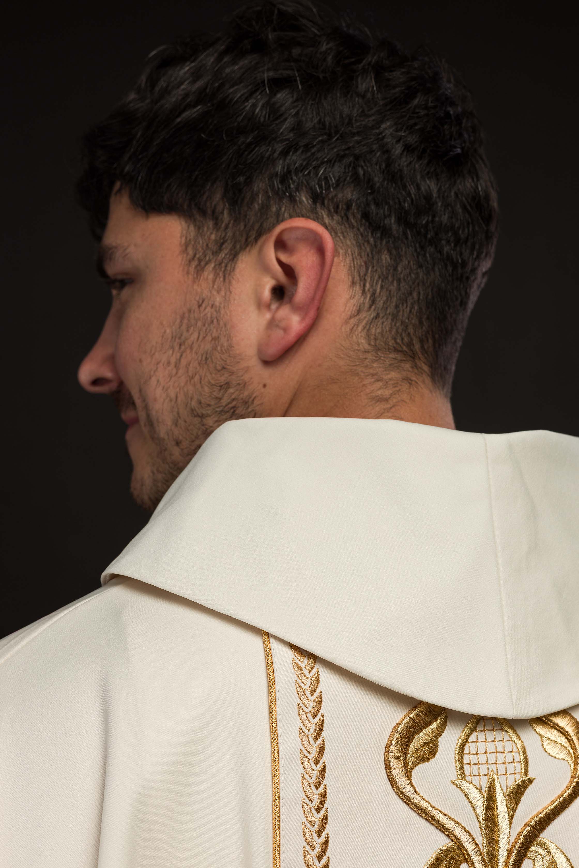 Casulla marfil con galón ricamente bordado