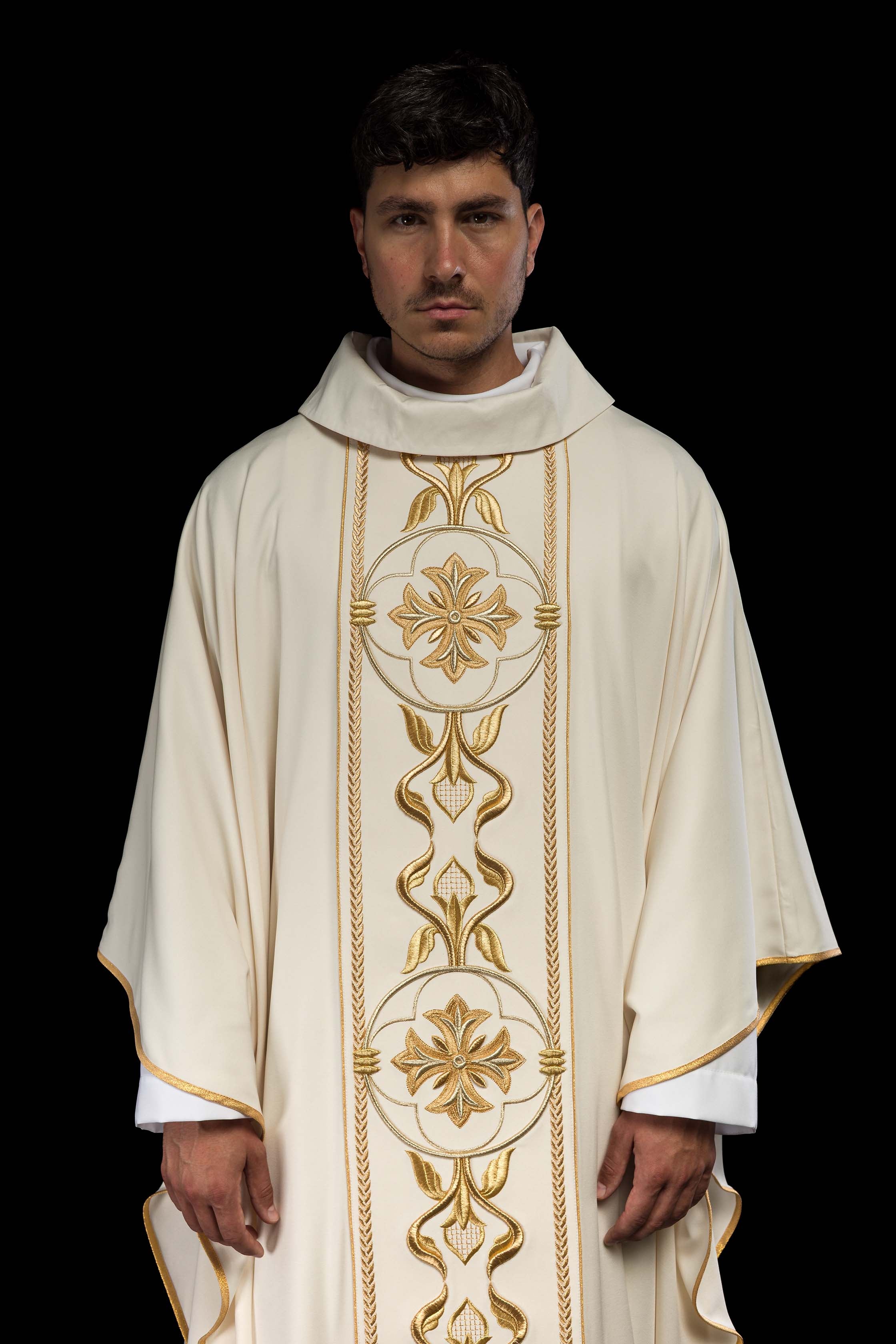 Casulla marfil con galón ricamente bordado