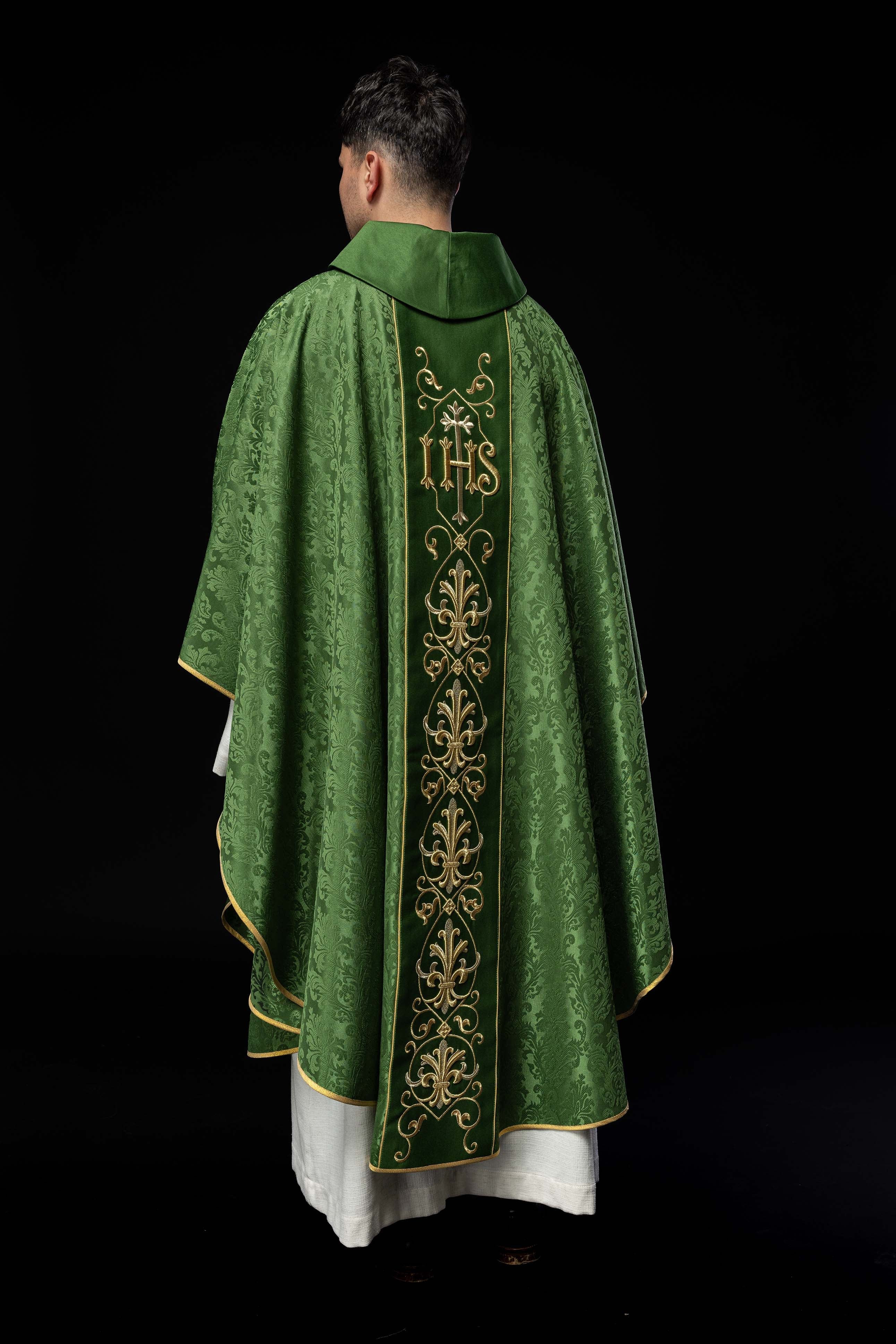 Casulla verde con bordado IHS ; la tela decorativa