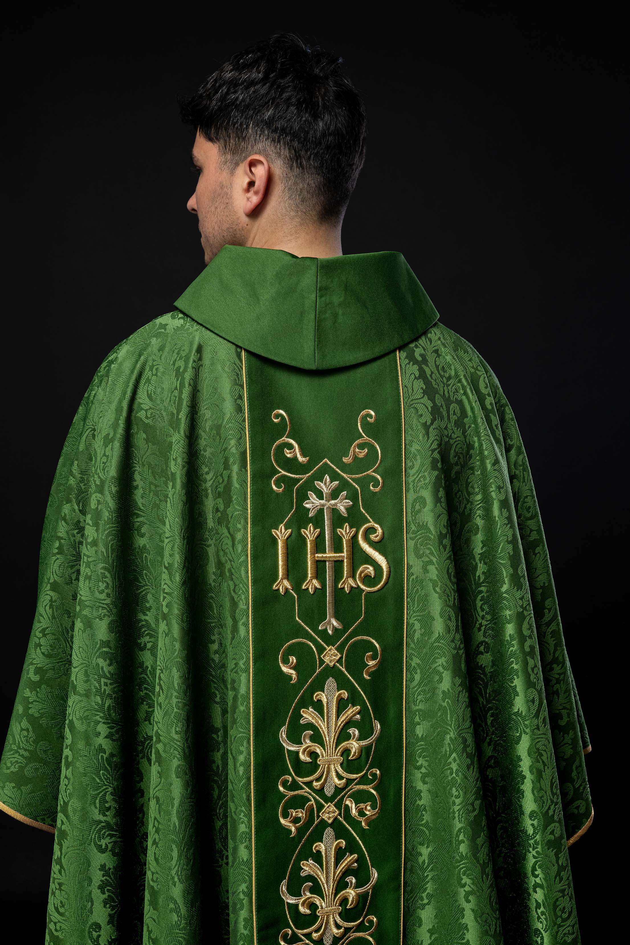 Casulla verde con bordado IHS ; la tela decorativa