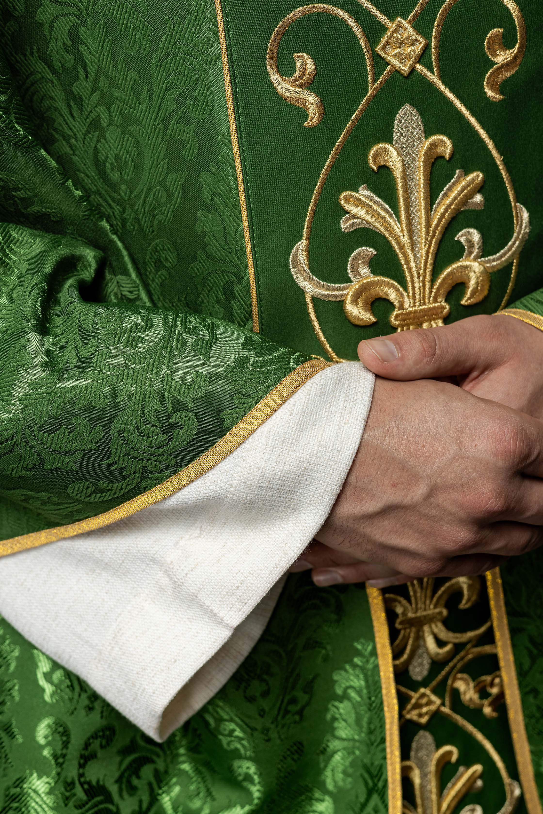 Casulla verde con bordado IHS ; la tela decorativa