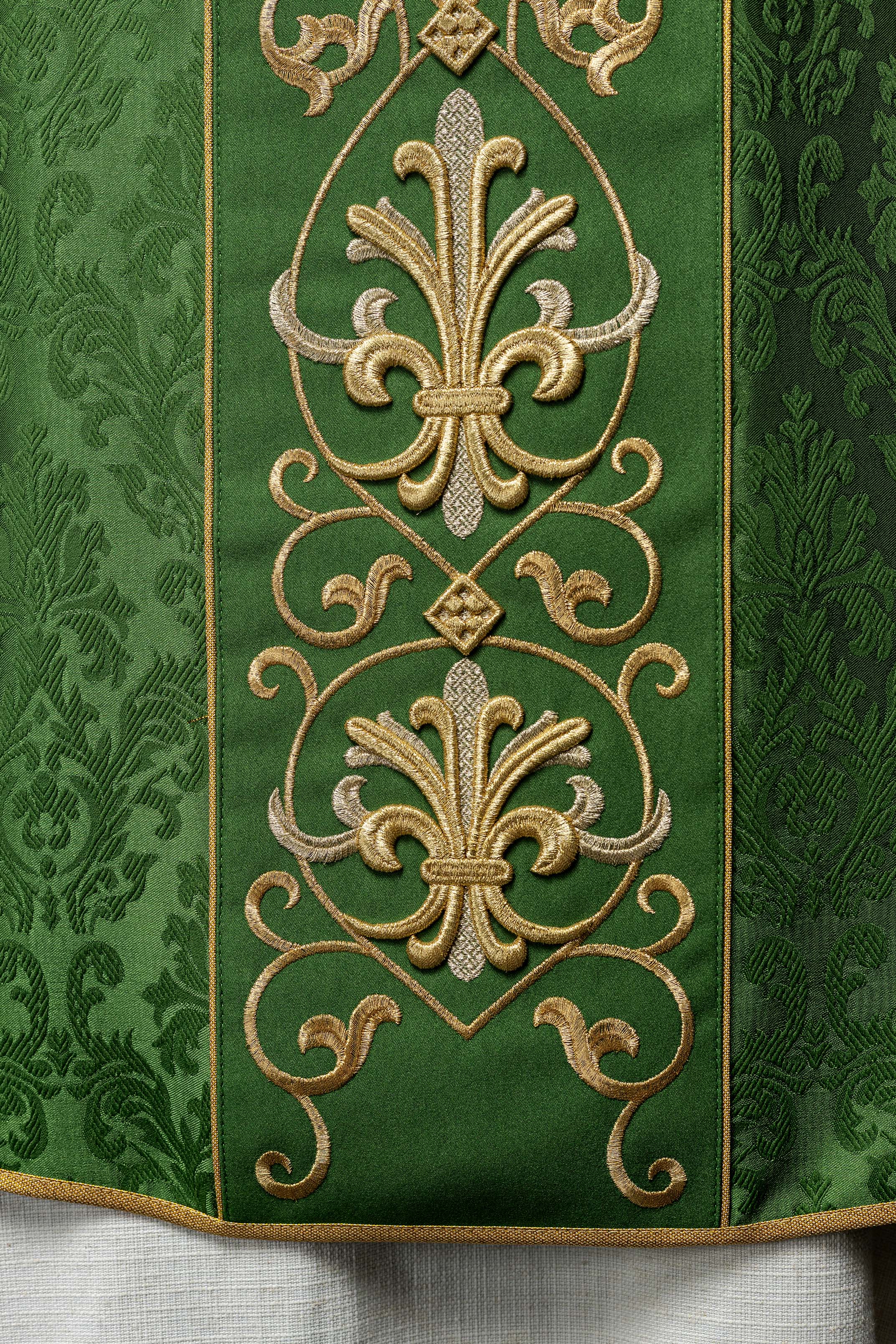 Casulla verde con bordado IHS ; la tela decorativa