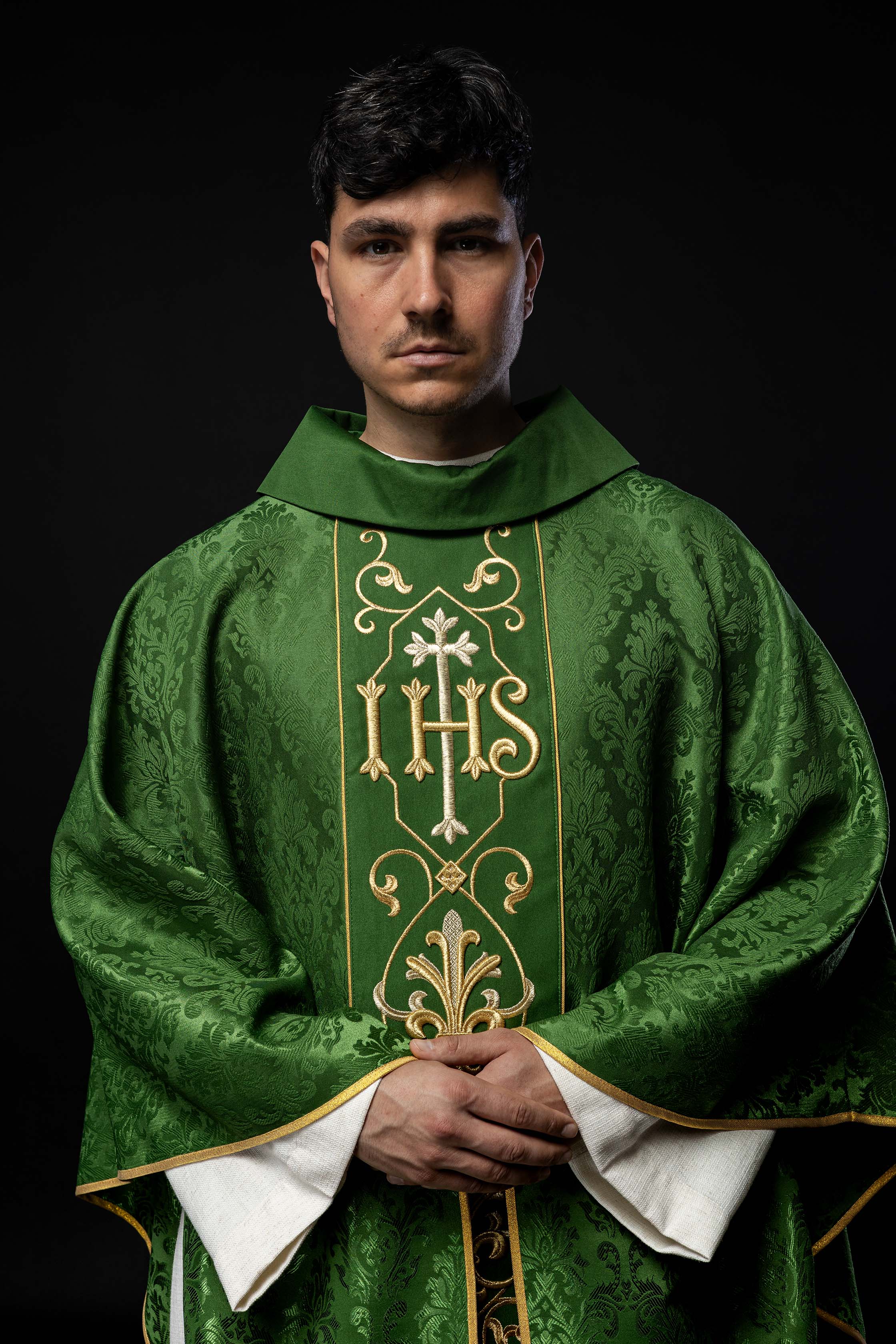 Casulla verde con bordado IHS ; la tela decorativa