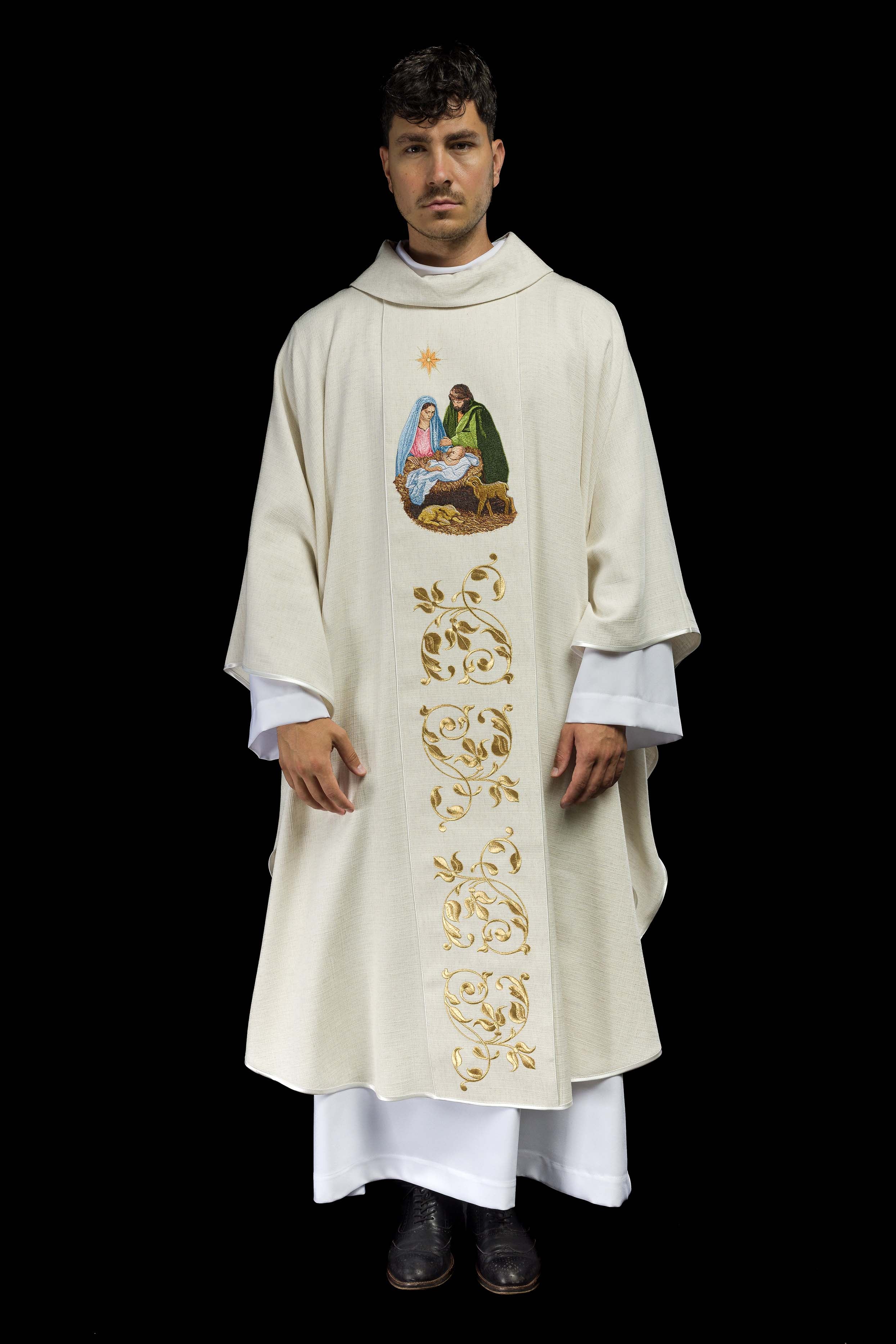 Casulla bordada con la imagen de la Sagrada Familia tejido natural