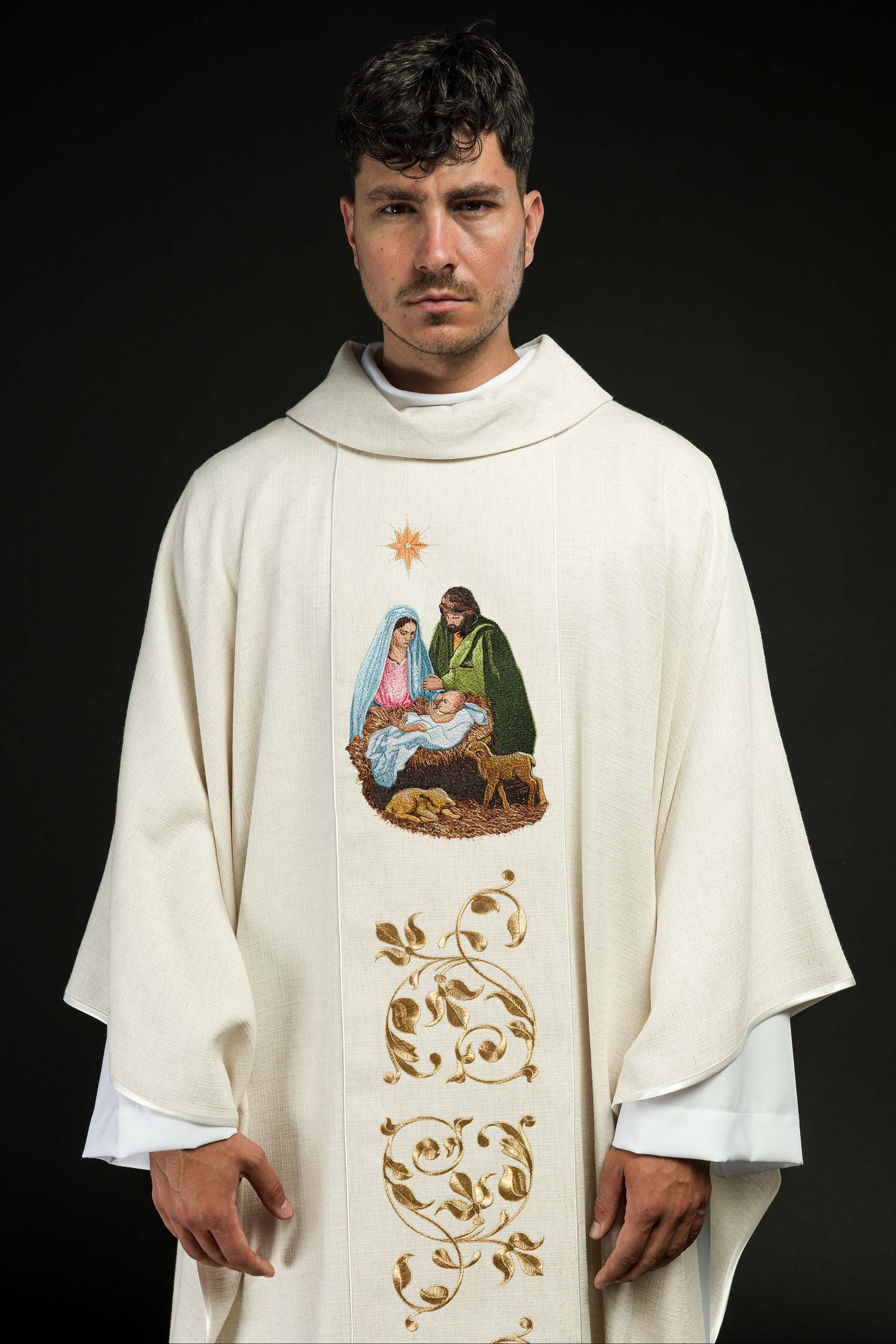 Casulla bordada con la imagen de la Sagrada Familia tejido natural