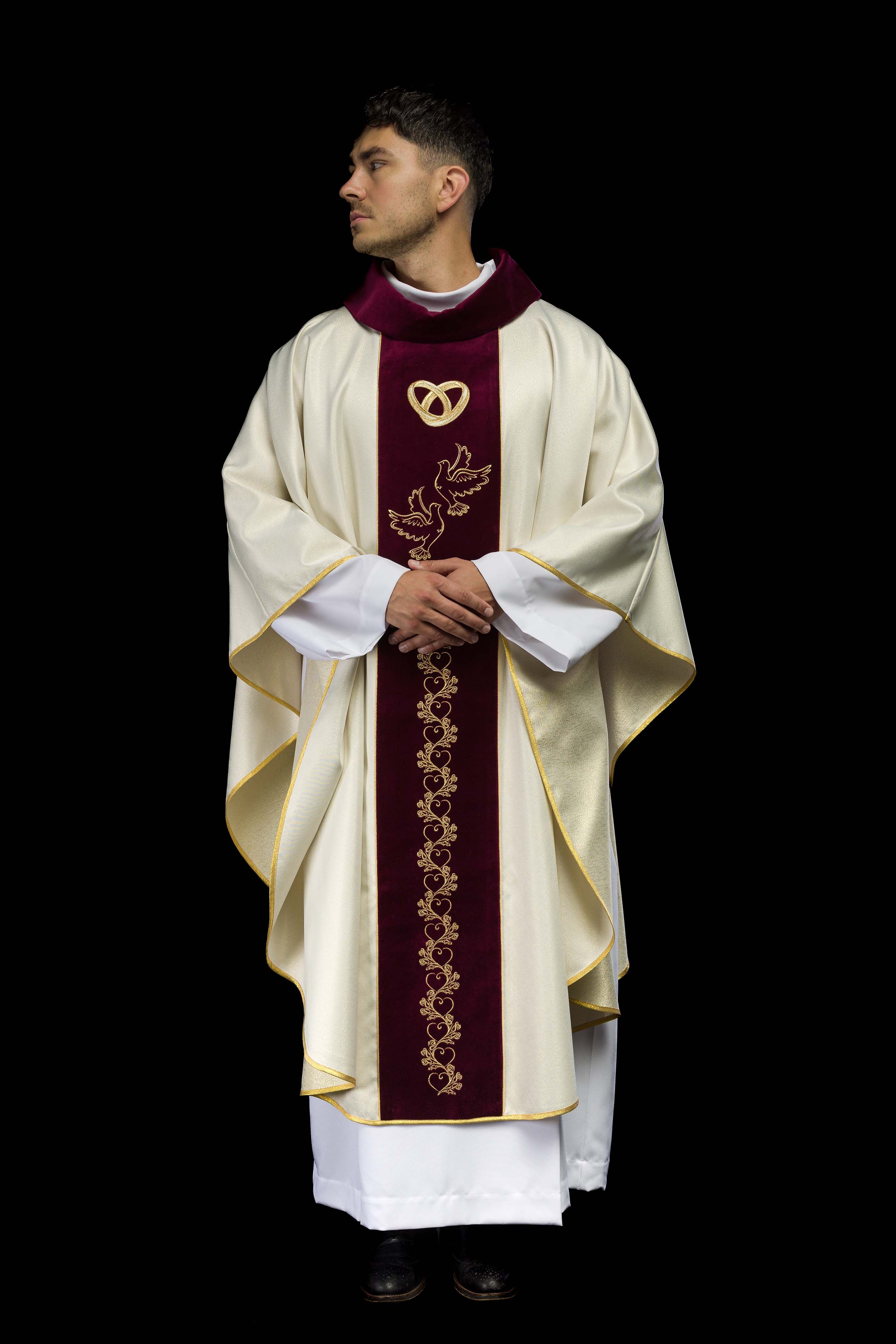 Casulla marfil de boda con galón rojo oscuro terciopelo