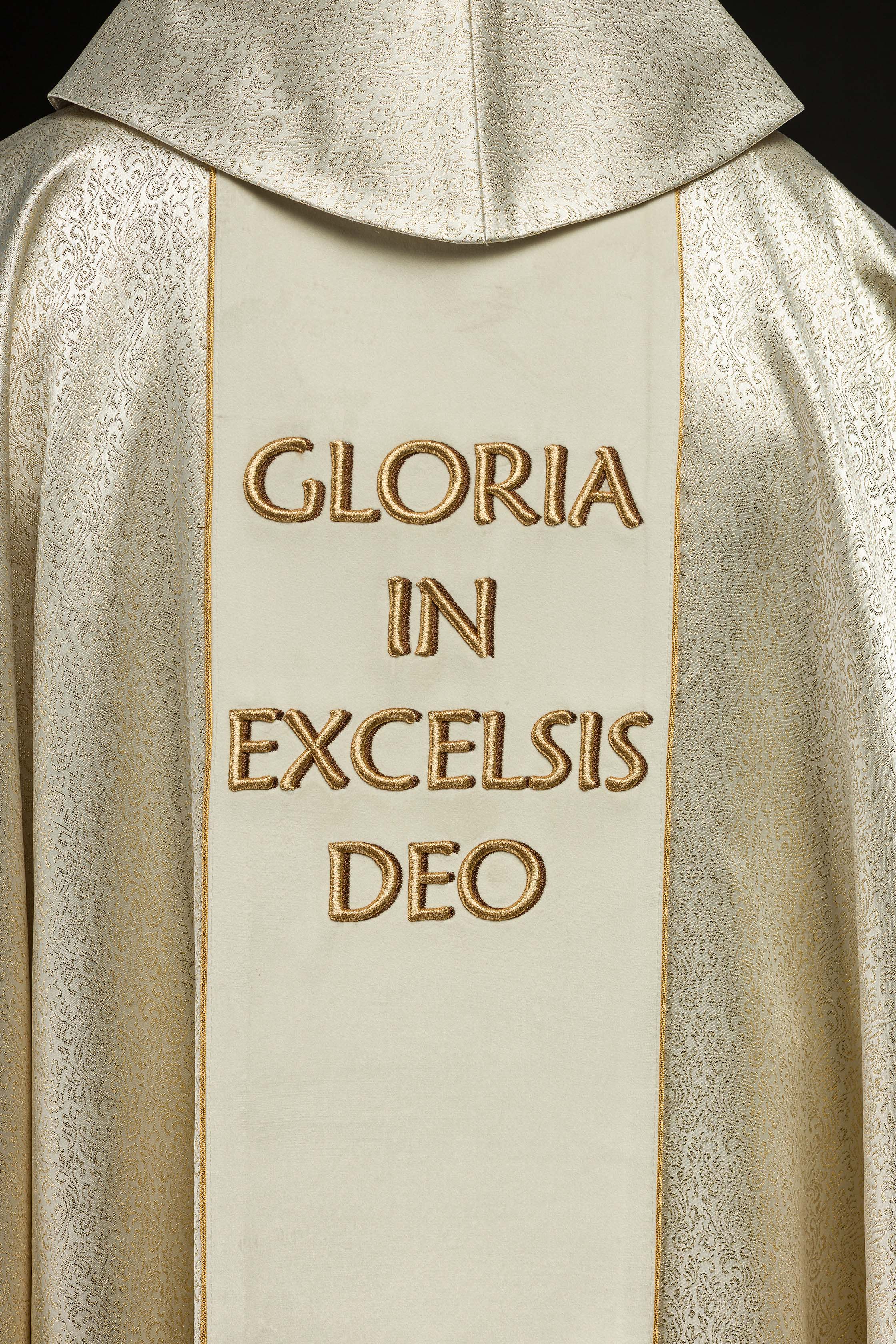 Casulla bordada con la imagen de la Sagrada Familia sobre tela dorada