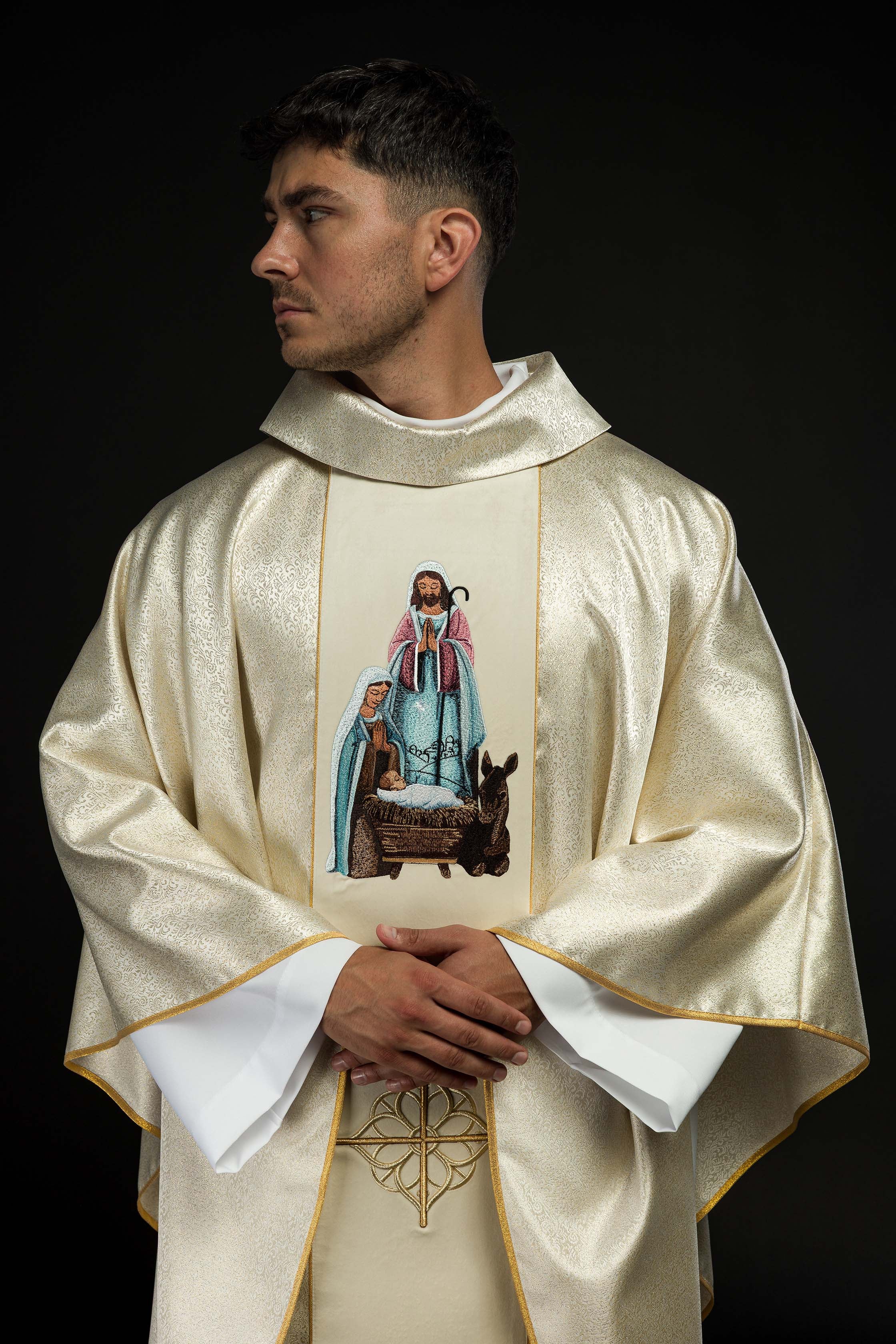 Casulla bordada con la imagen de la Sagrada Familia sobre tela dorada