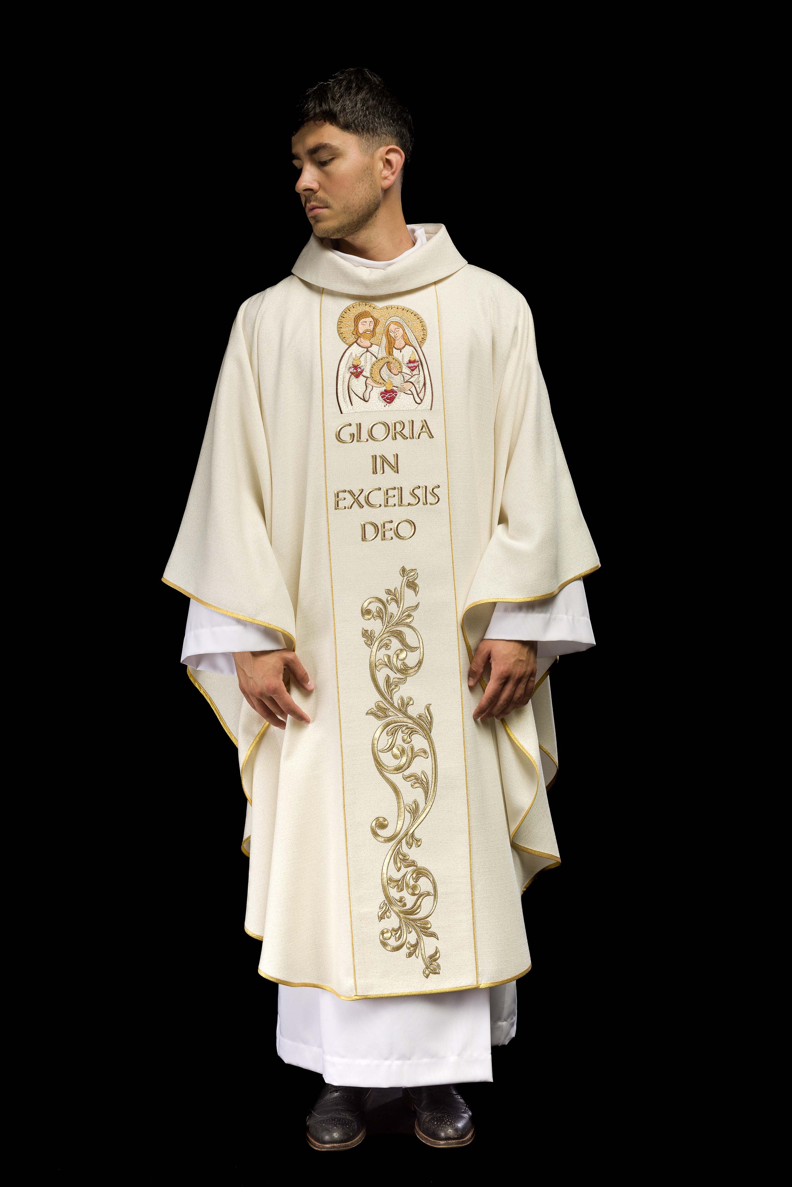 Casulla de Navidad bordada con la imagen de la Sagrada Familia