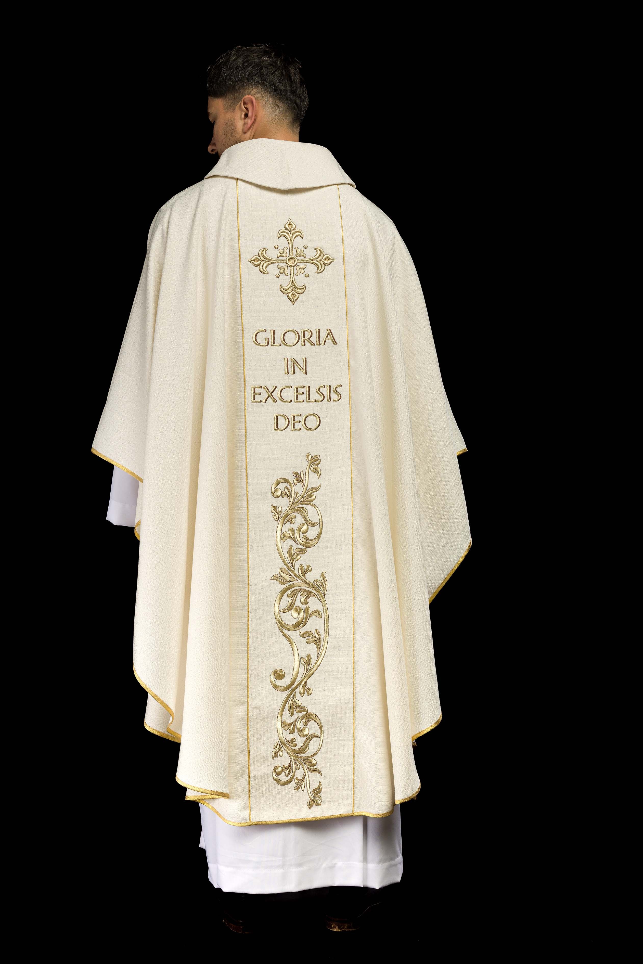 Casulla de Navidad bordada con la imagen de la Sagrada Familia