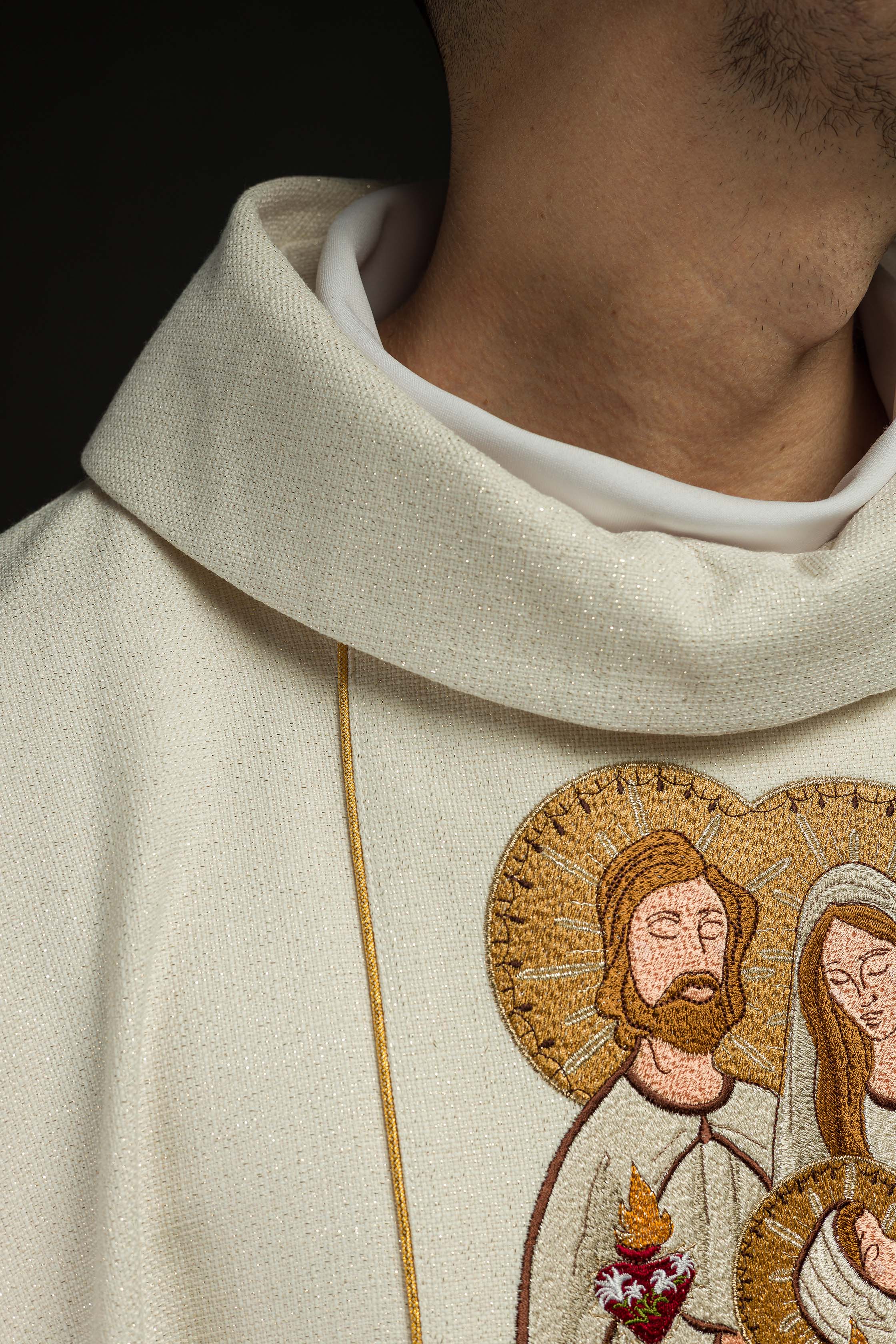 Casulla de Navidad bordada con la imagen de la Sagrada Familia