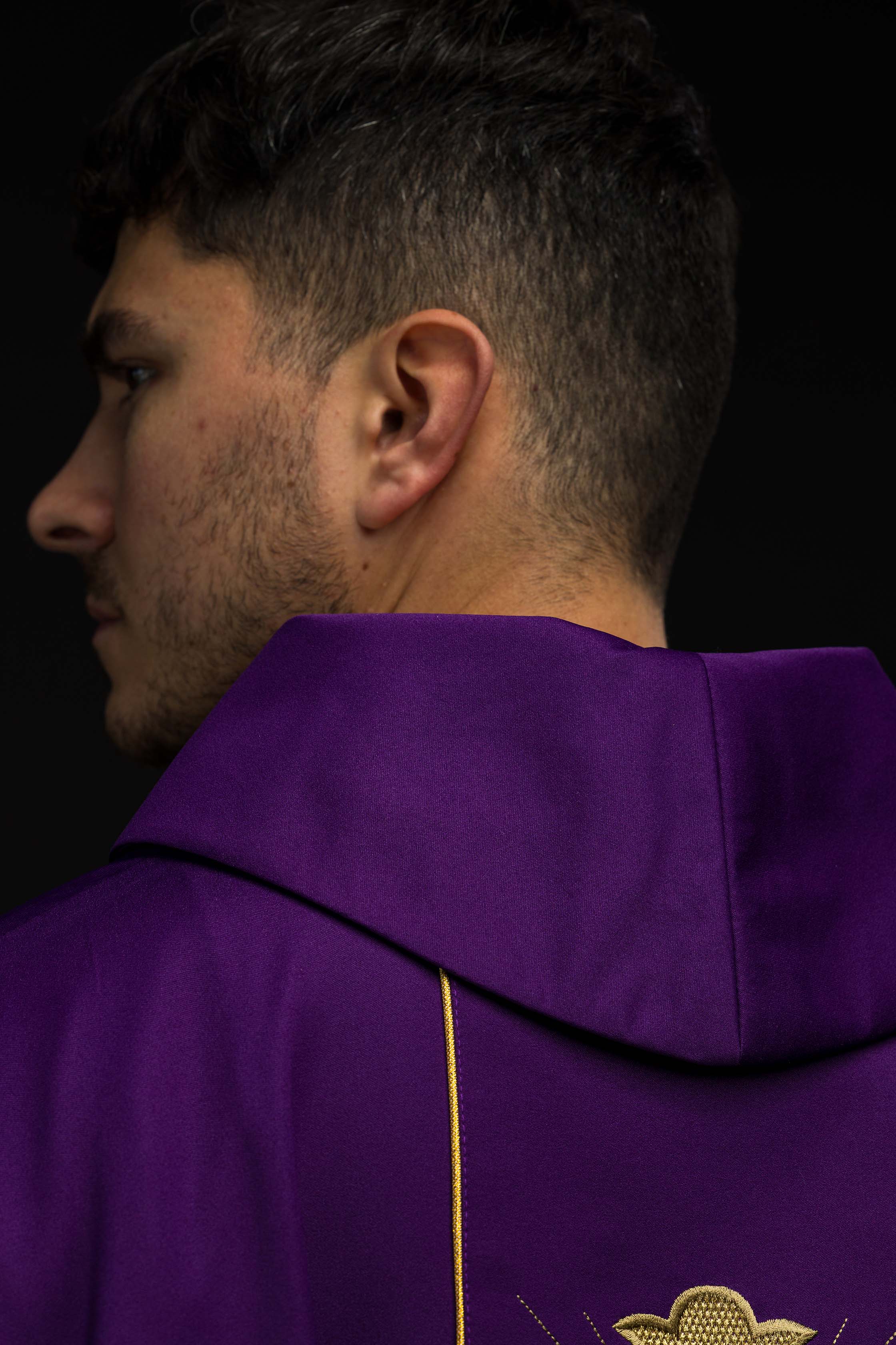 Casulla morada con bordado Cruz y Espigas