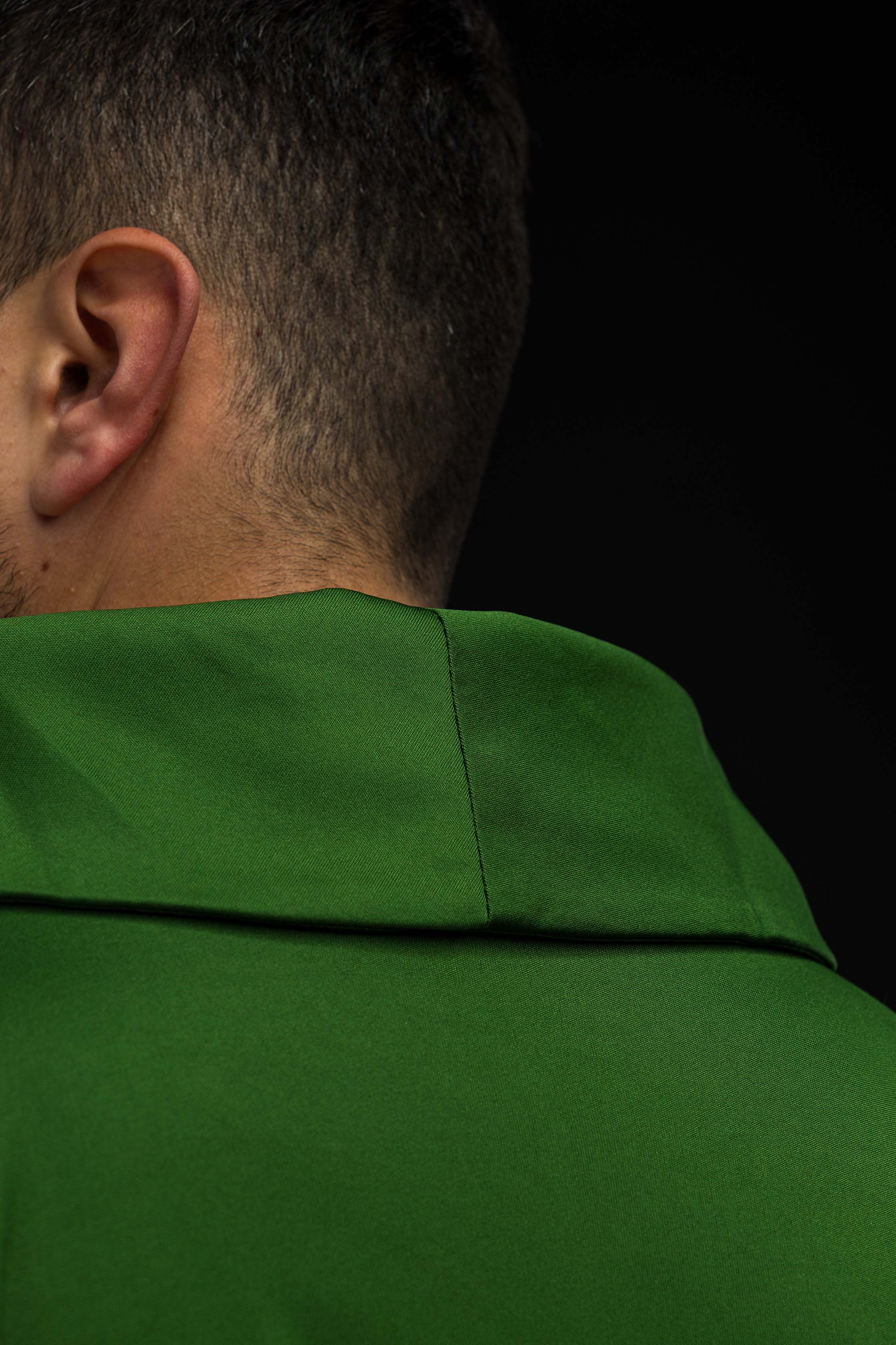 Casulla verde con bordado PAX alfa y omega; tejido de punto