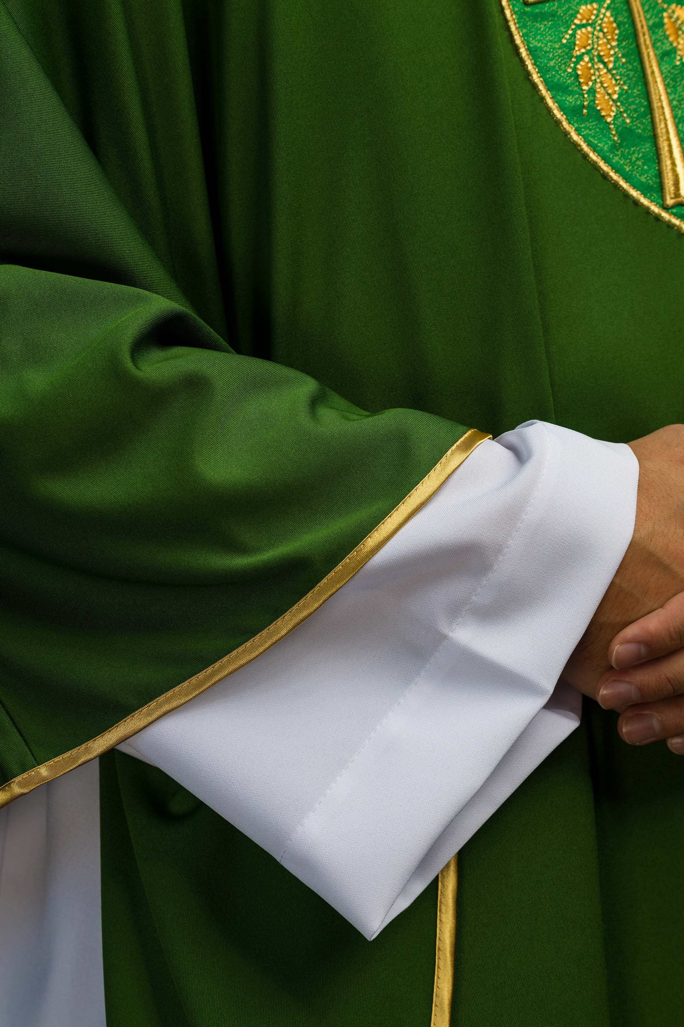 Casulla verde con bordado PAX alfa y omega; tejido de punto