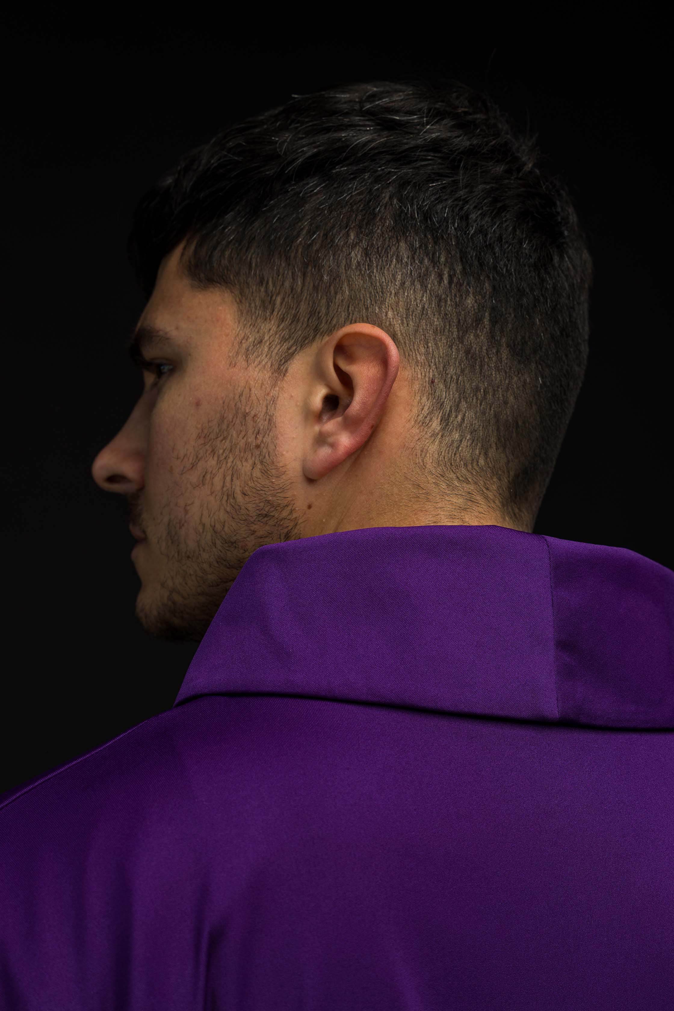 Casulla morada con bordado PAX alfa y omega; tejido de punto