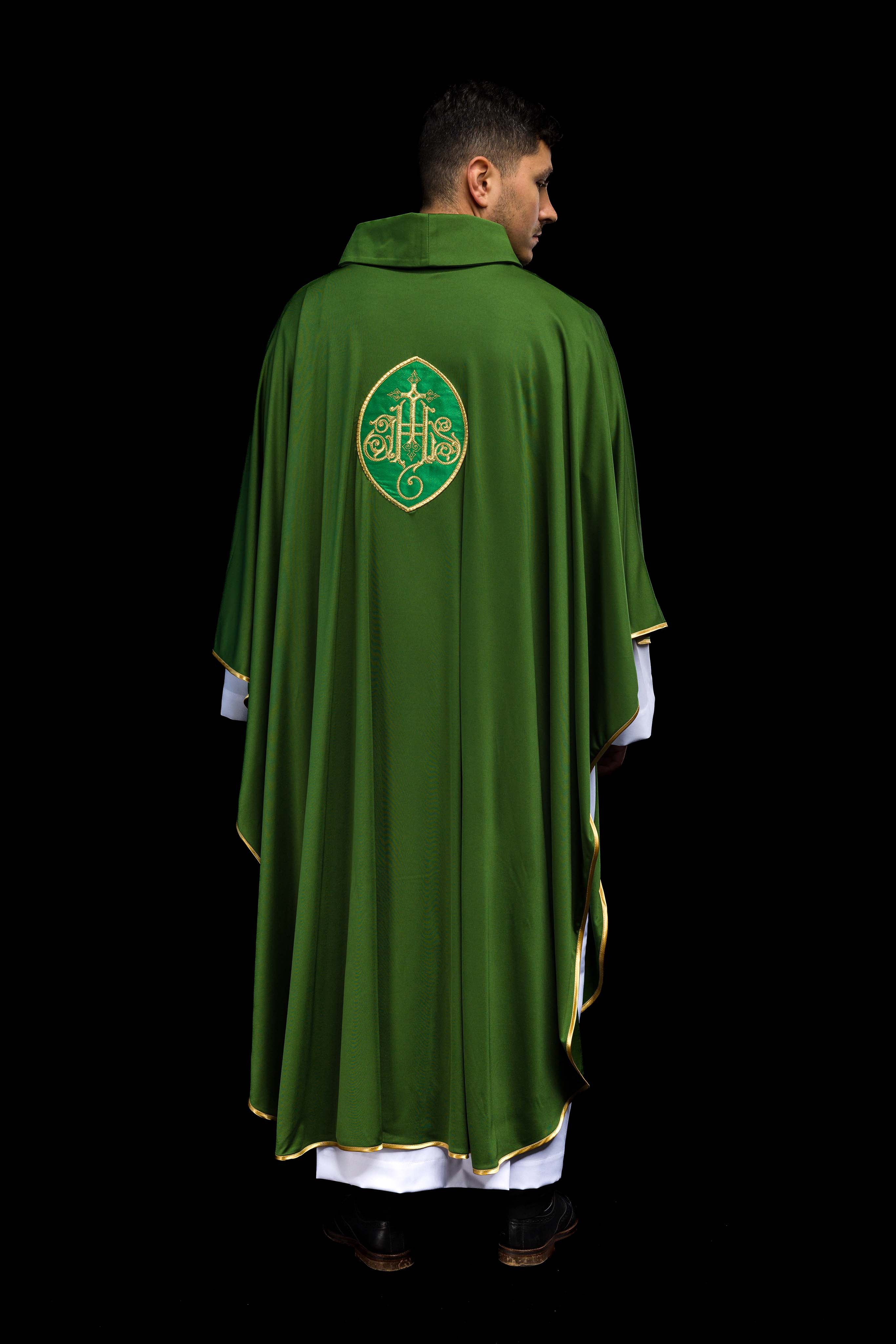 Casulla verde con bordado IHS; tejido de punto