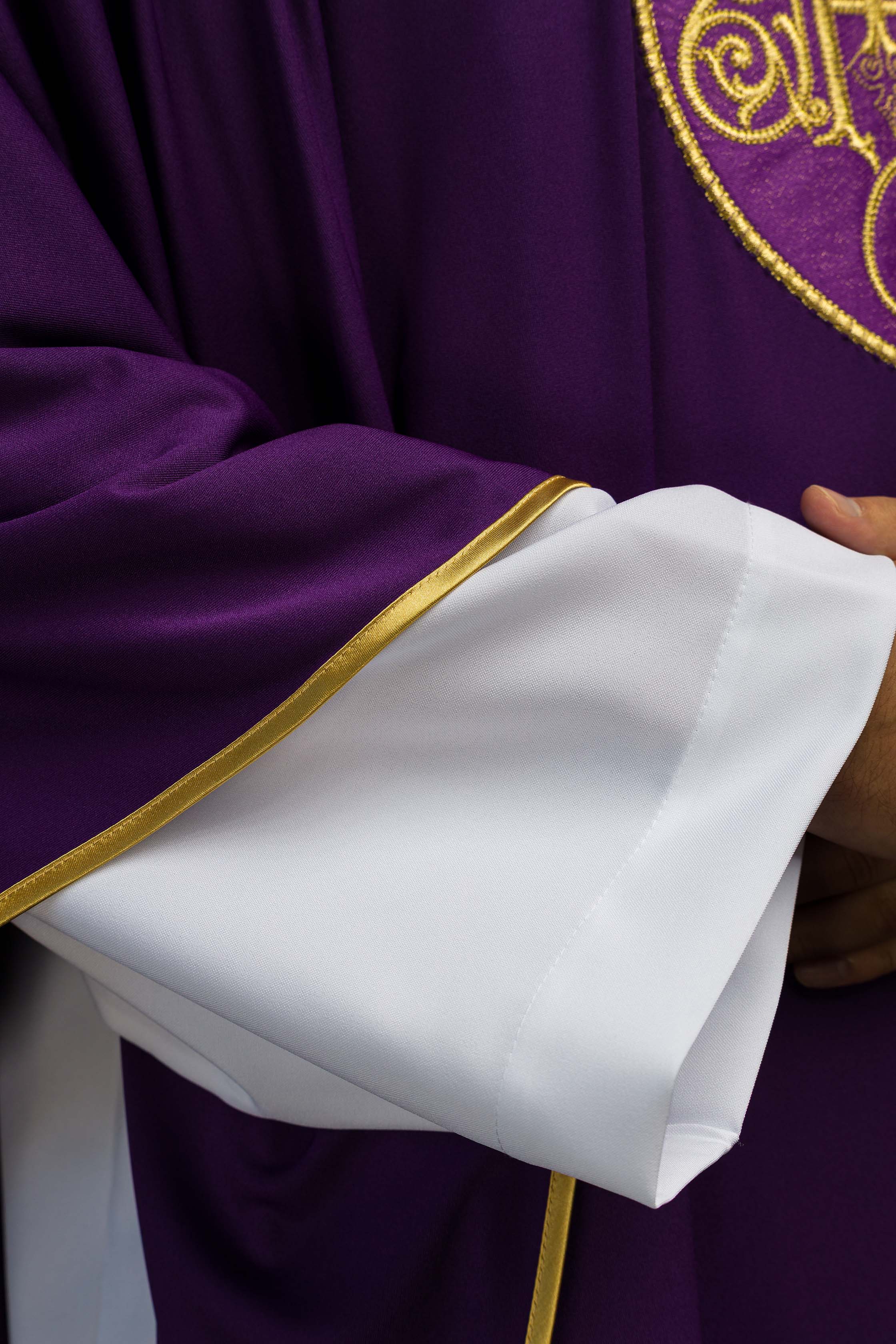 Casulla morada con bordado IHS; tejido de punto