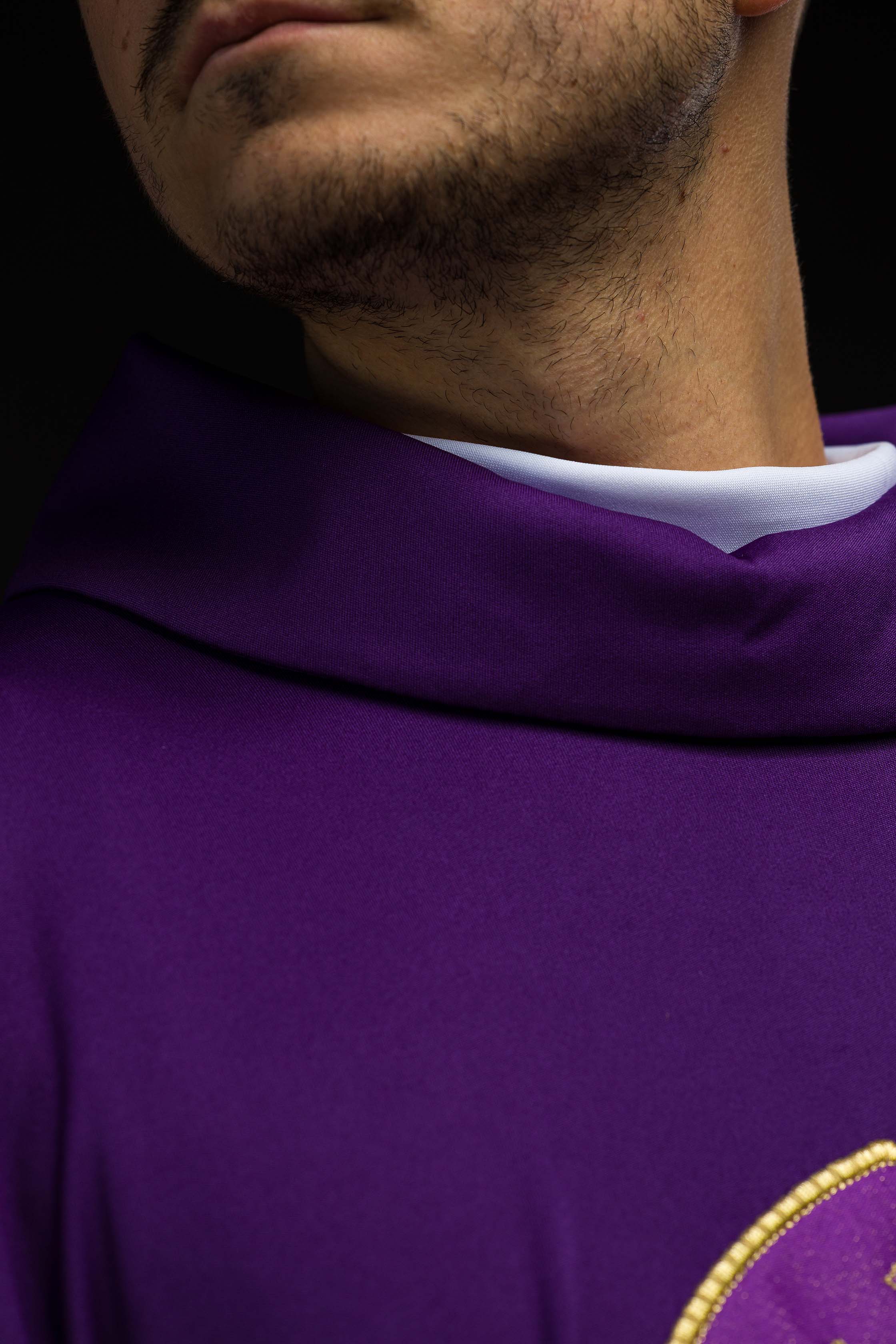 Casulla morada con bordado IHS; tejido de punto