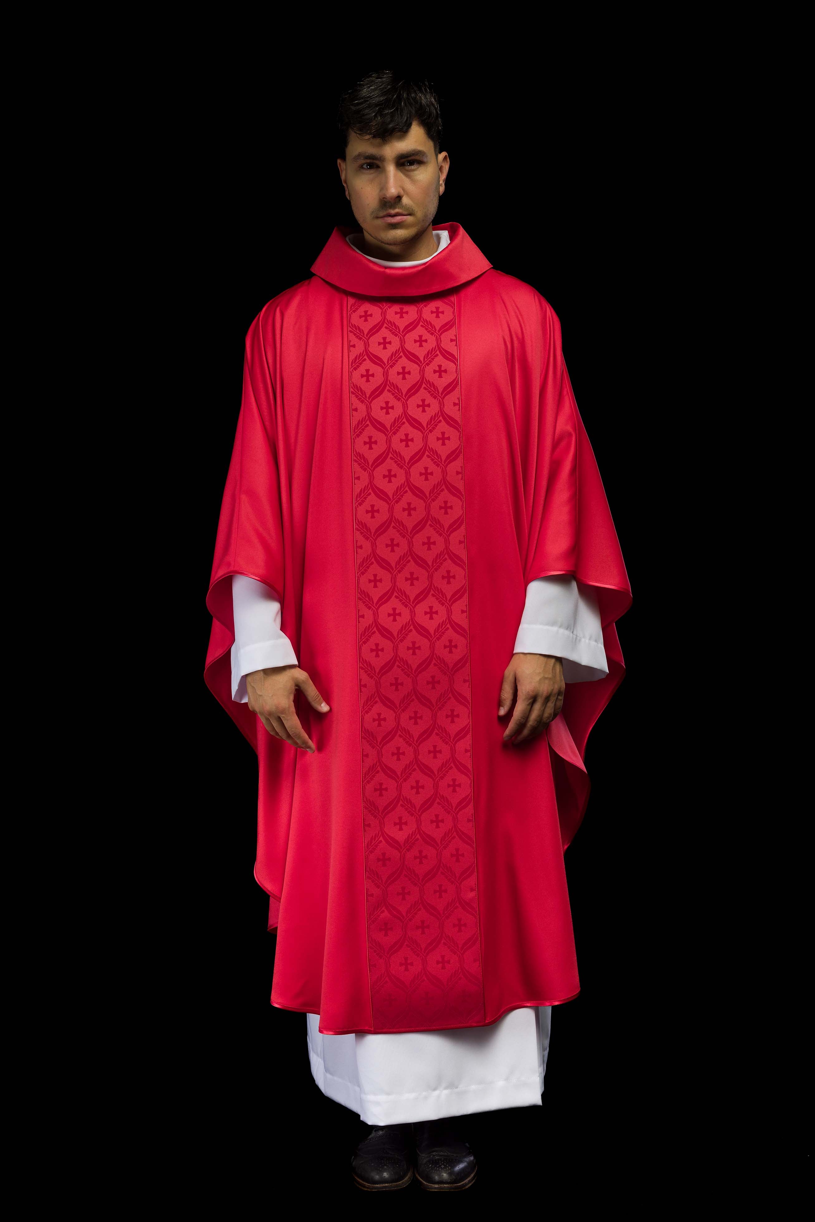 Casulla roja con banda jacquard decorada con cruces