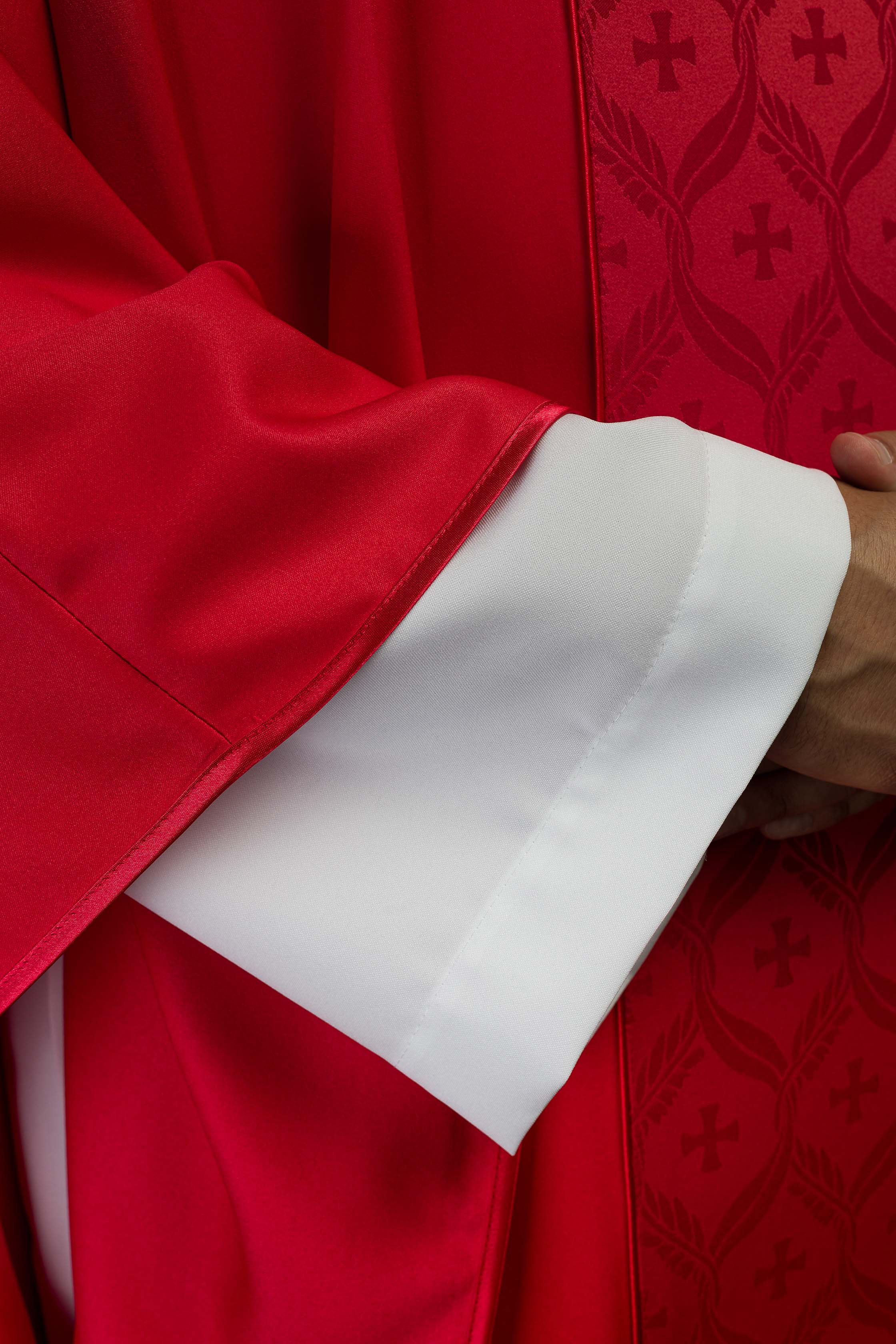 Casulla roja con banda jacquard decorada con cruces