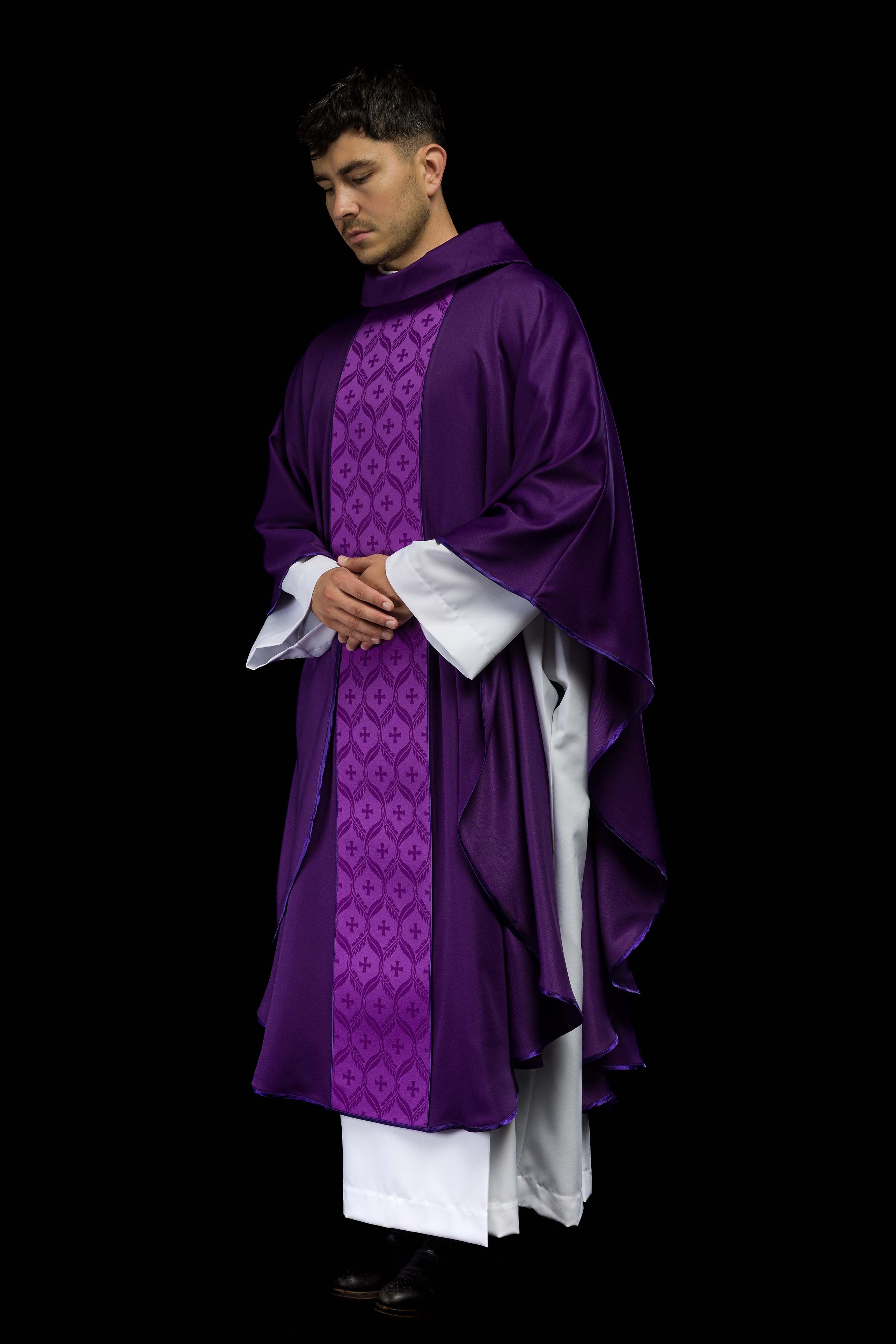 Casulla violeta con banda jacquard decorada con cruces