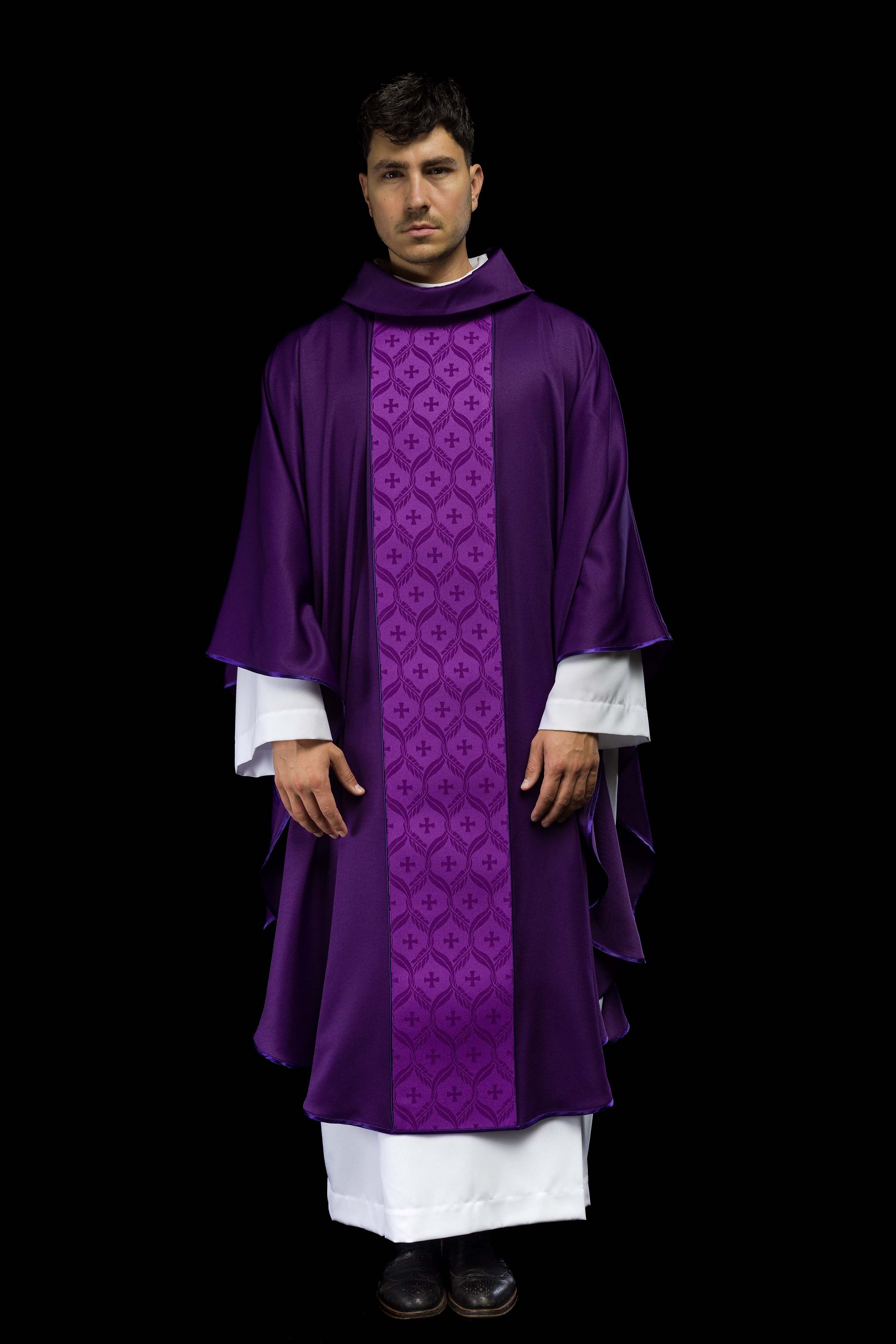 Casulla violeta con banda jacquard decorada con cruces