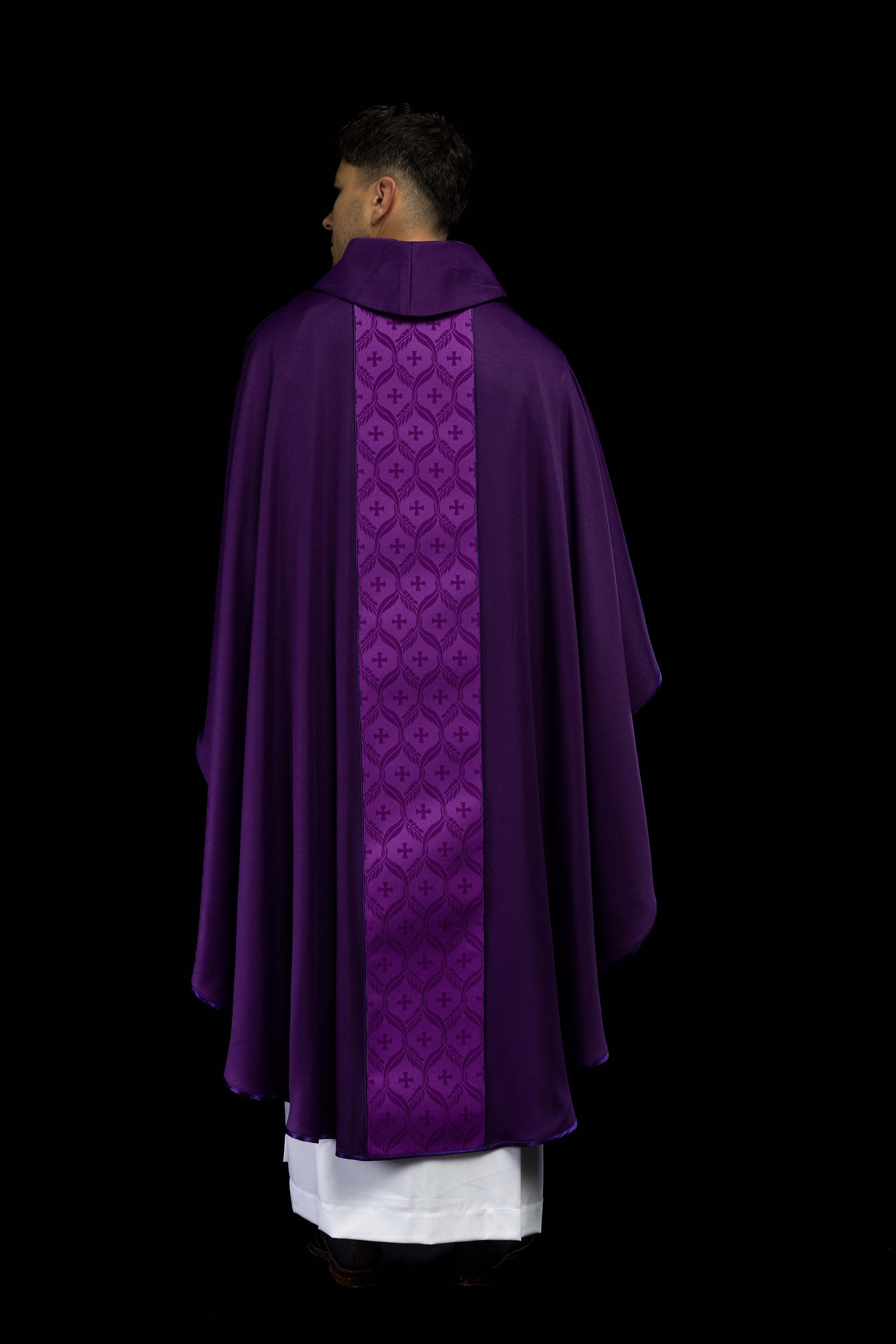 Casulla violeta con banda jacquard decorada con cruces