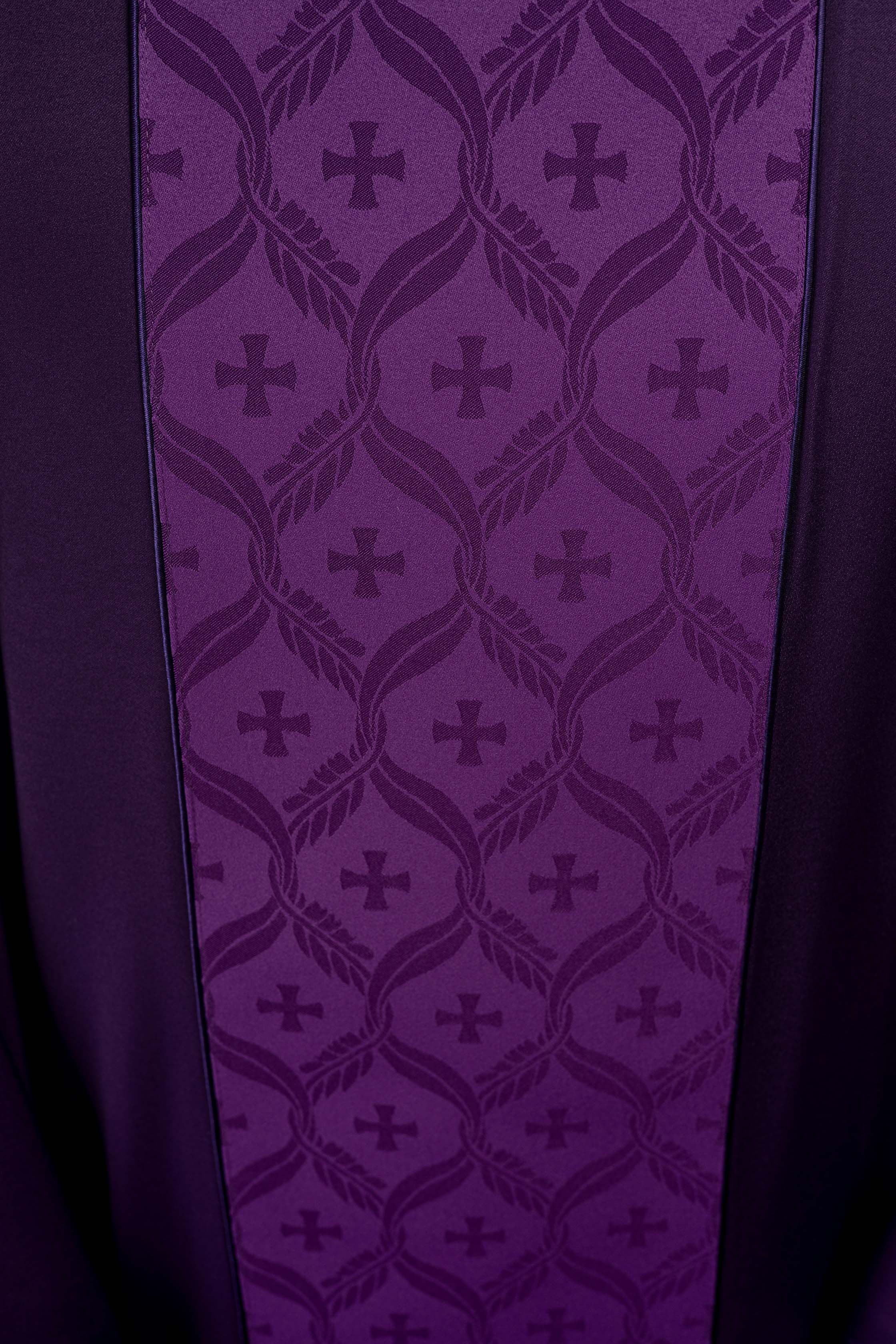 Casulla violeta con banda jacquard decorada con cruces