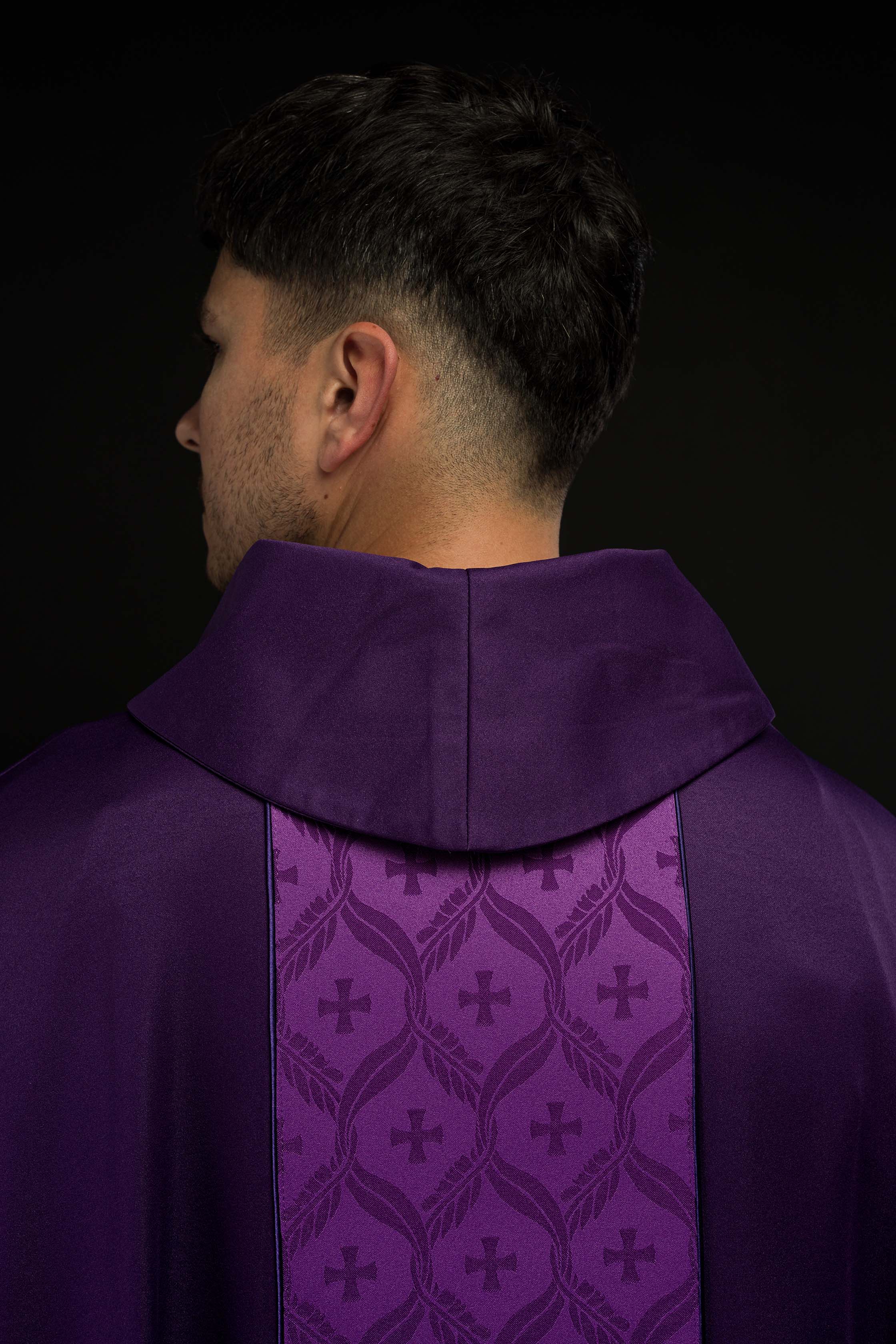 Casulla violeta con banda jacquard decorada con cruces