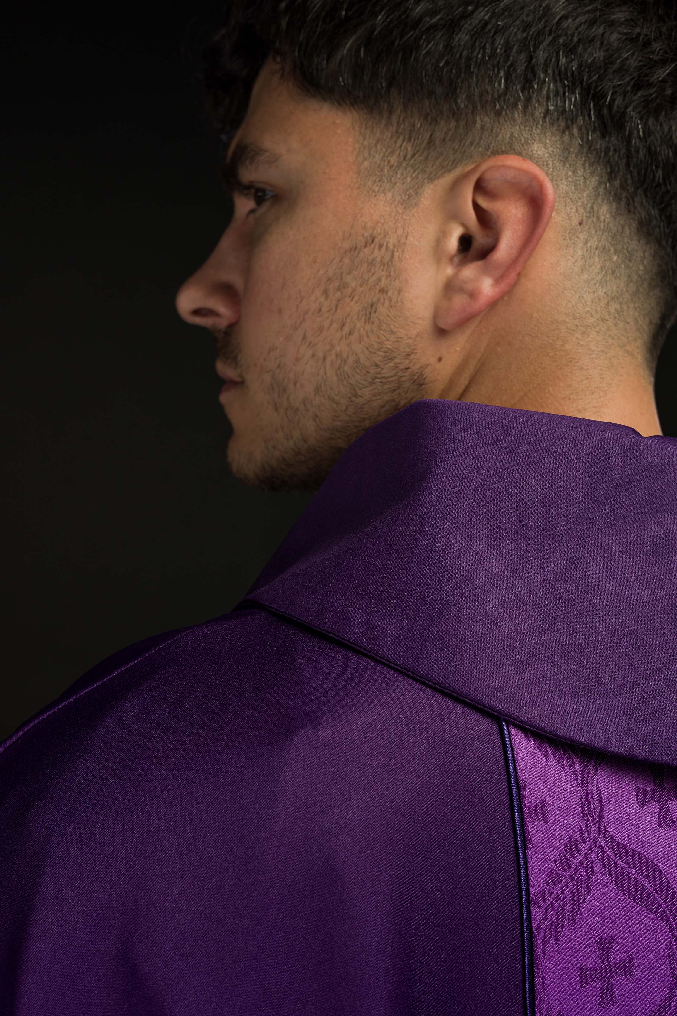 Casulla violeta con banda jacquard decorada con cruces