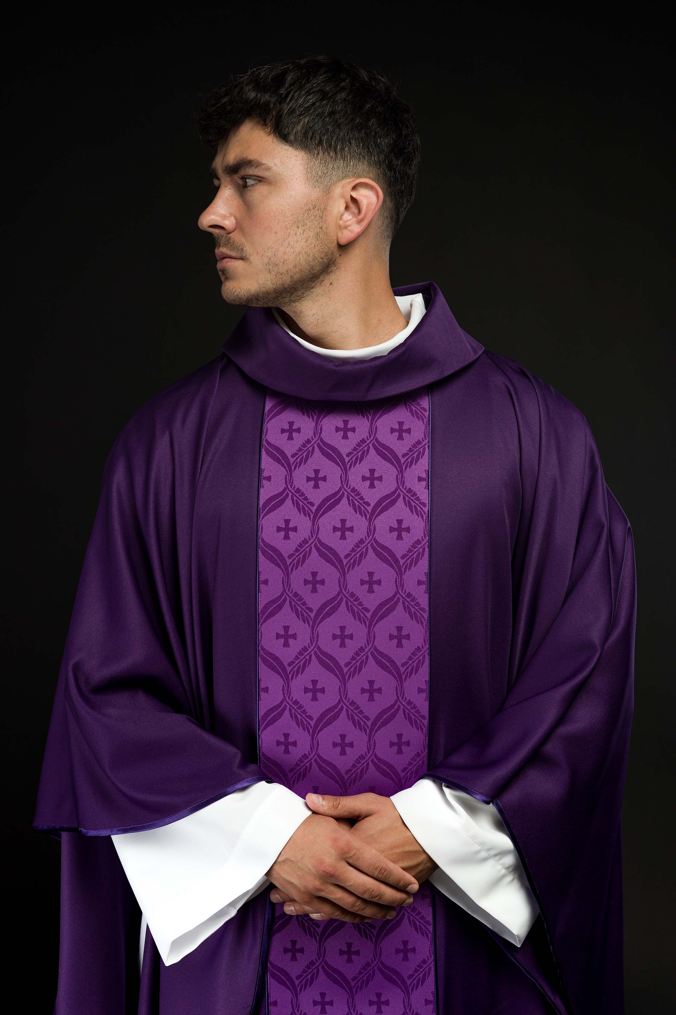 Casulla violeta con banda jacquard decorada con cruces