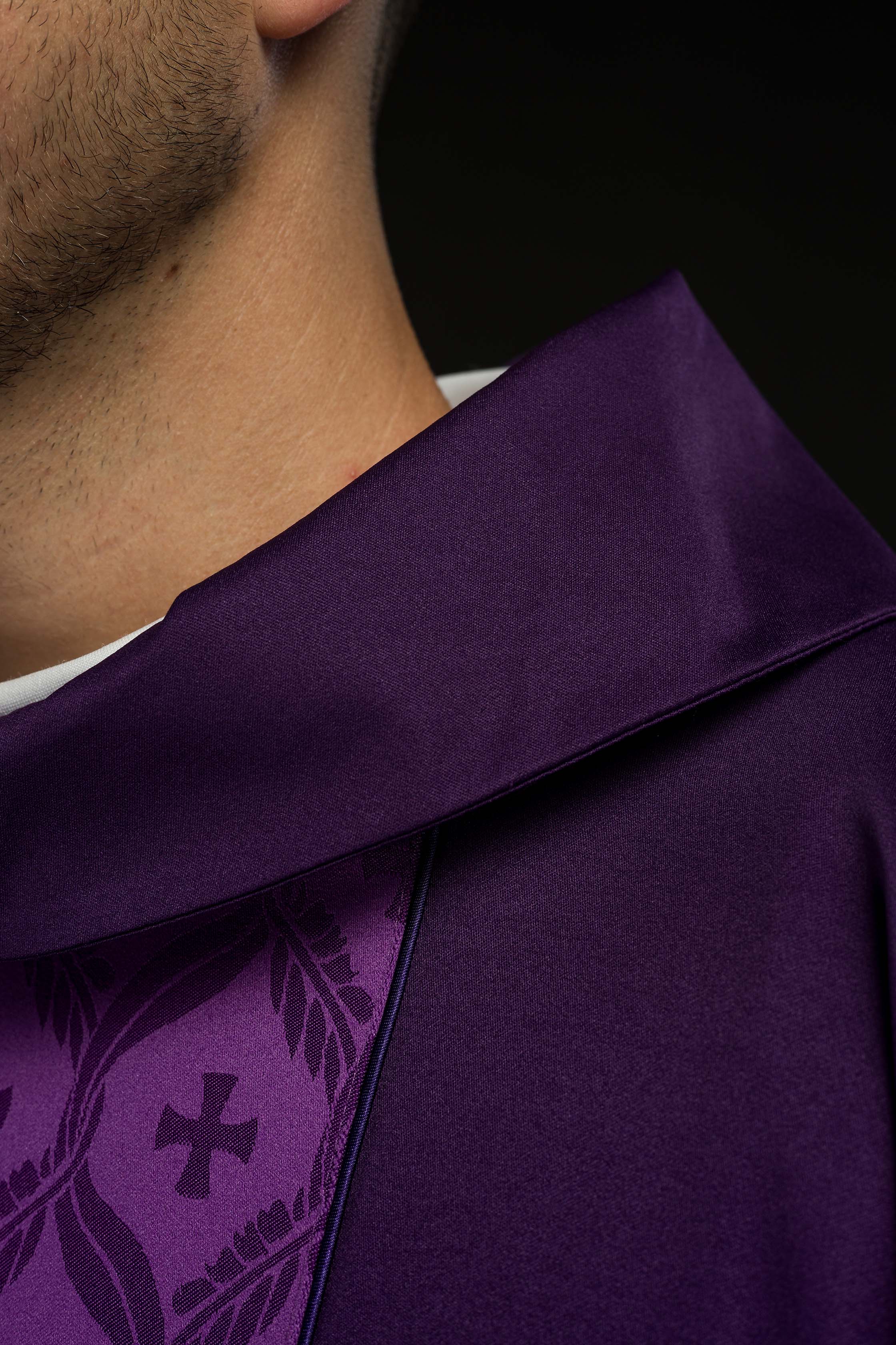 Casulla violeta con banda jacquard decorada con cruces