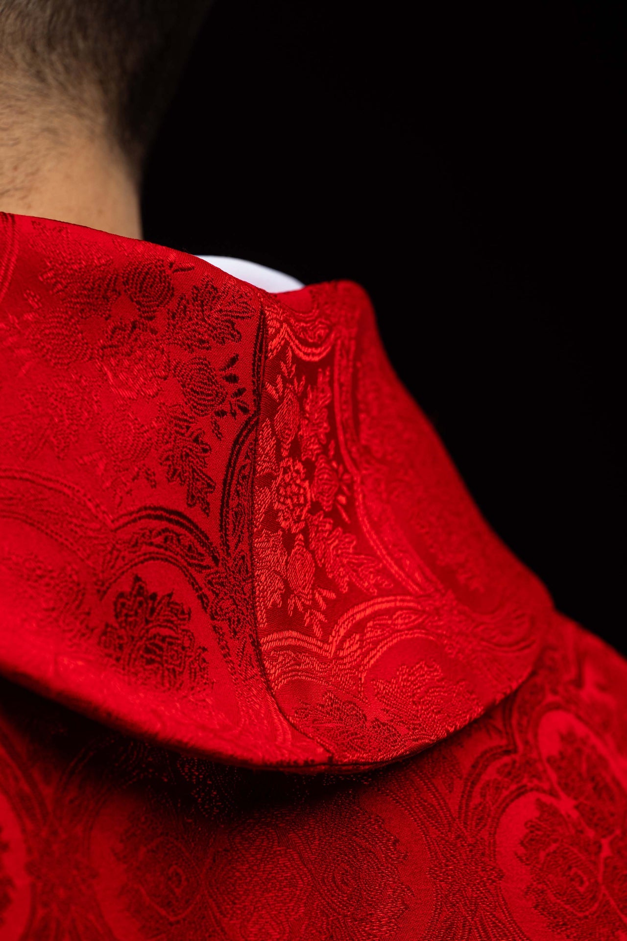 Casulla roja con cruz de tejido jacquard