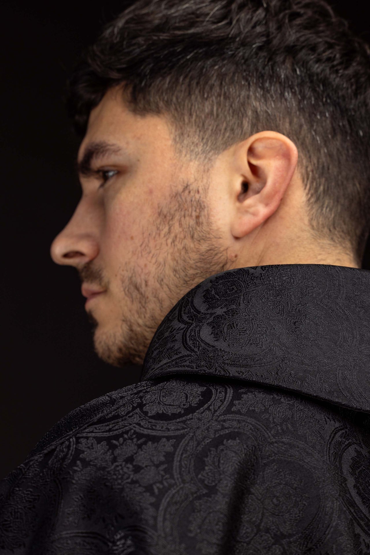 Casulla negra con cruz de tejido jacquard